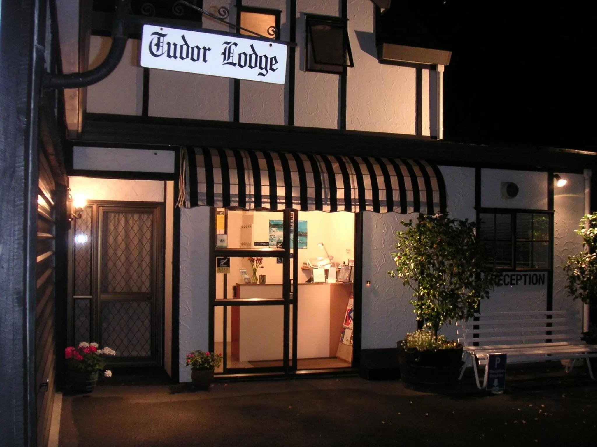 Facade/entrance in Tudor Lodge Motel