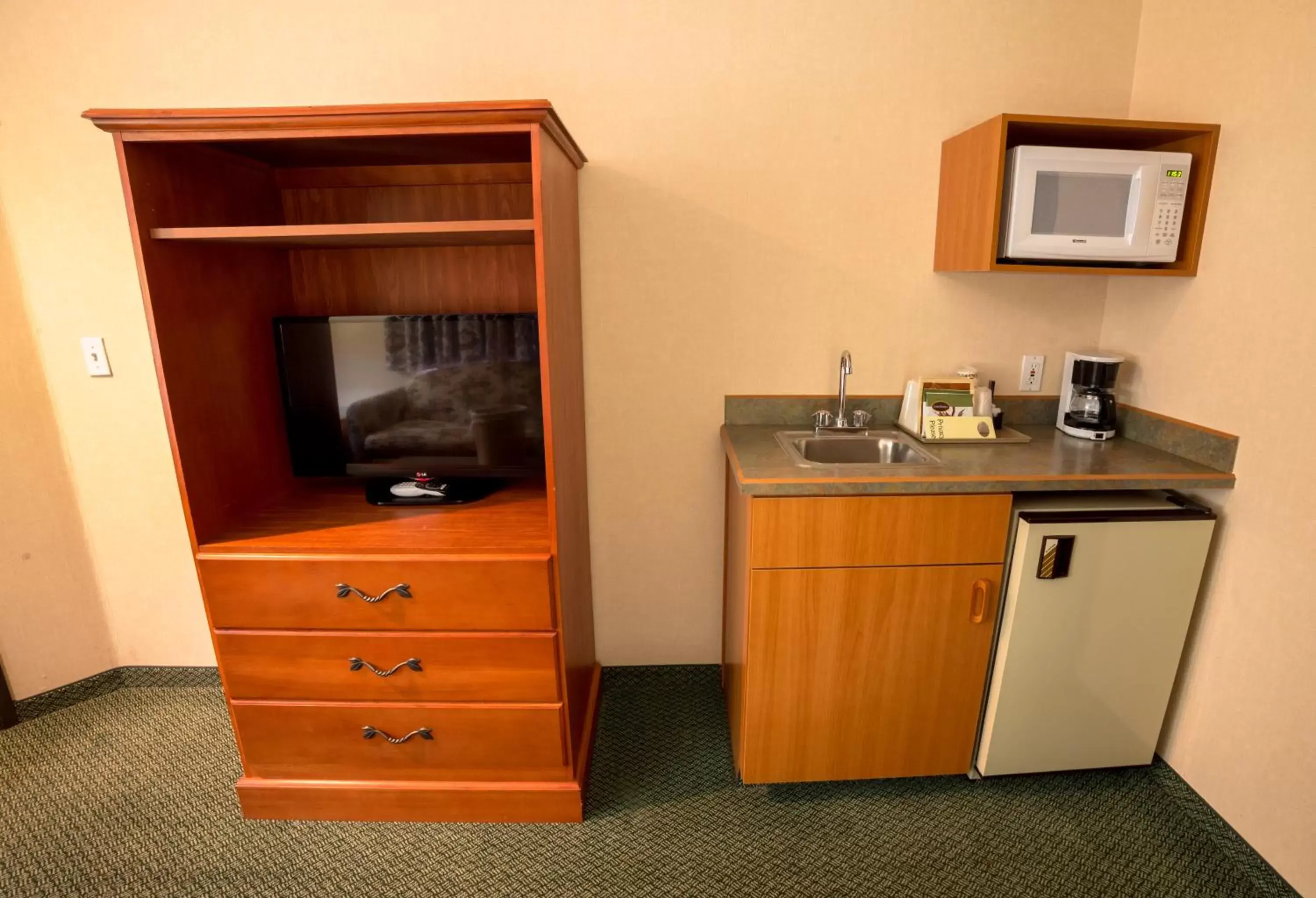 Coffee/tea facilities, Kitchen/Kitchenette in SureStay Plus by Best Western Enterprise