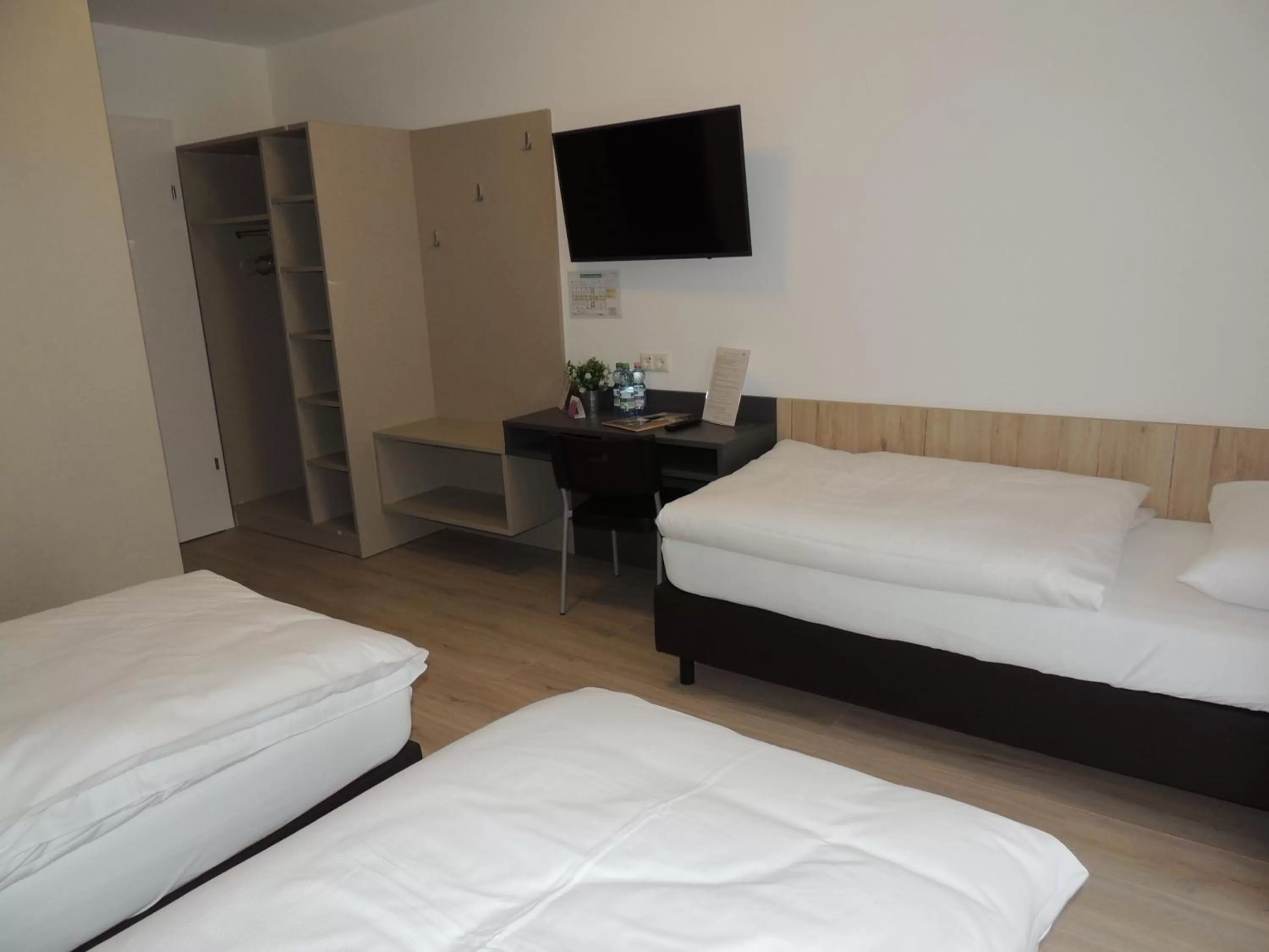 Decorative detail, Bed in AVIA Motel Bisamberg