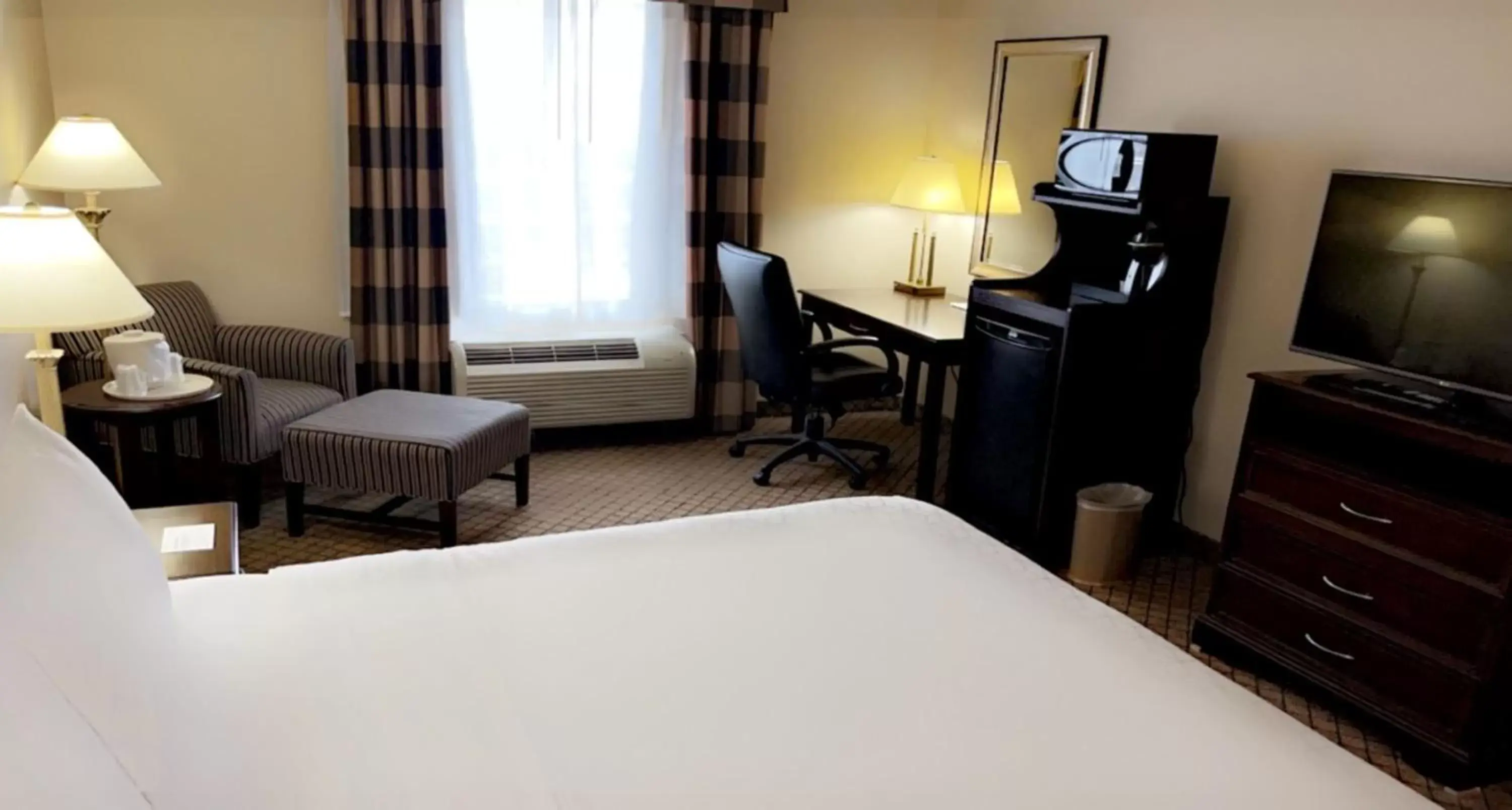 Photo of the whole room, Bed in Holiday Inn Express & Suites Huntsville, an IHG Hotel