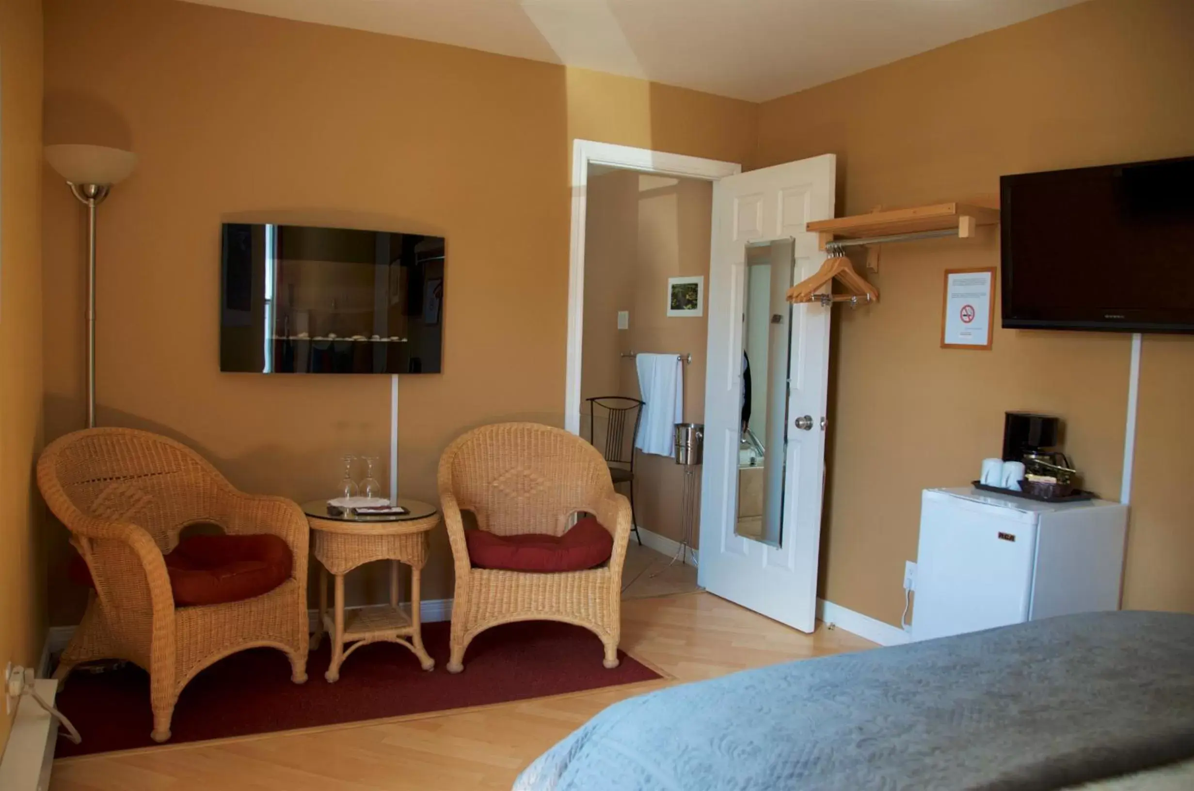 Photo of the whole room, TV/Entertainment Center in Motel Des Cascades
