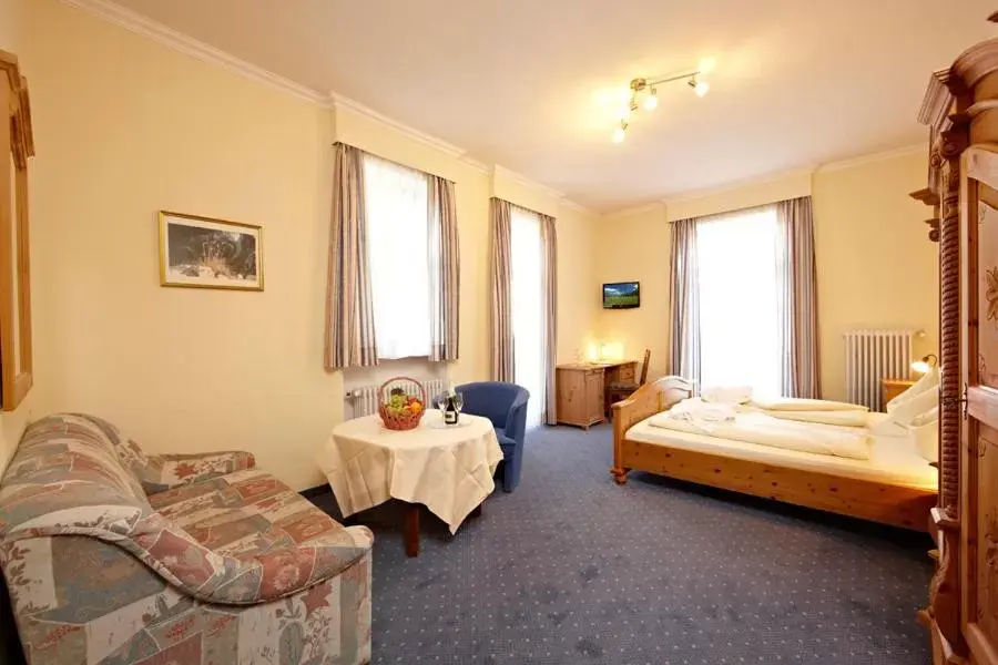 Photo of the whole room, Bed in Hotel Vier Jahreszeiten