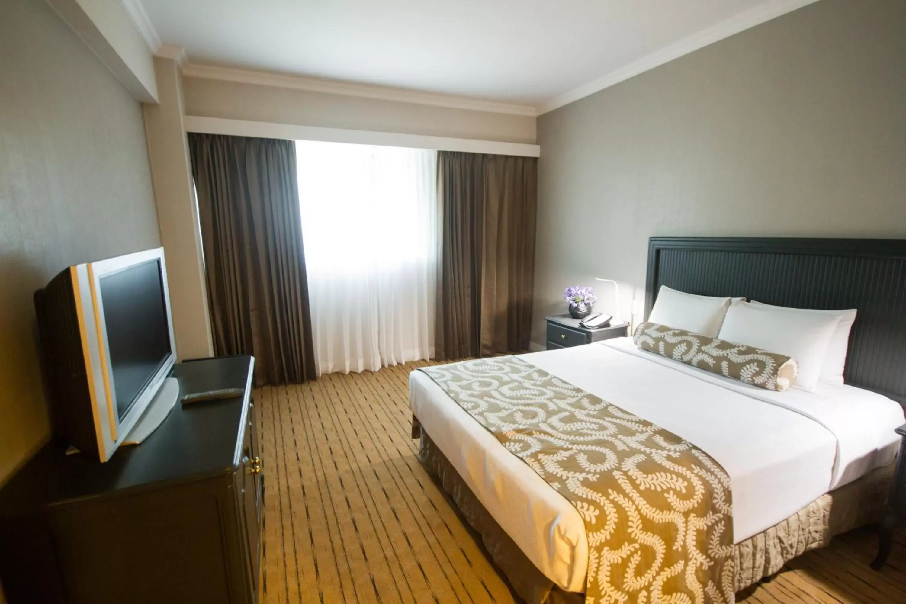 Photo of the whole room, Bed in Crowne Plaza Managua, an IHG Hotel