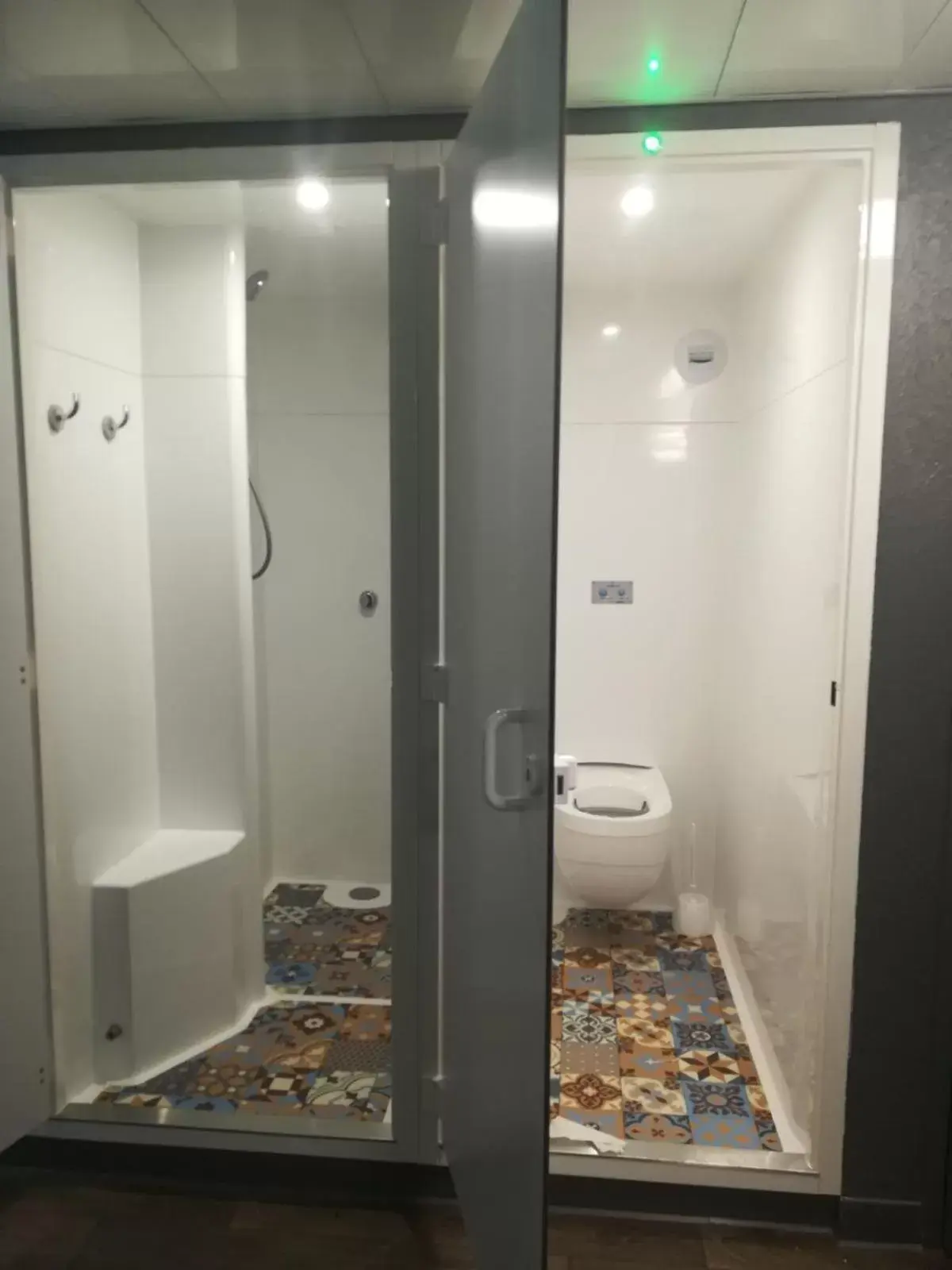 Shower, Bathroom in hotelF1 Saint Witz A1 Hôtel
