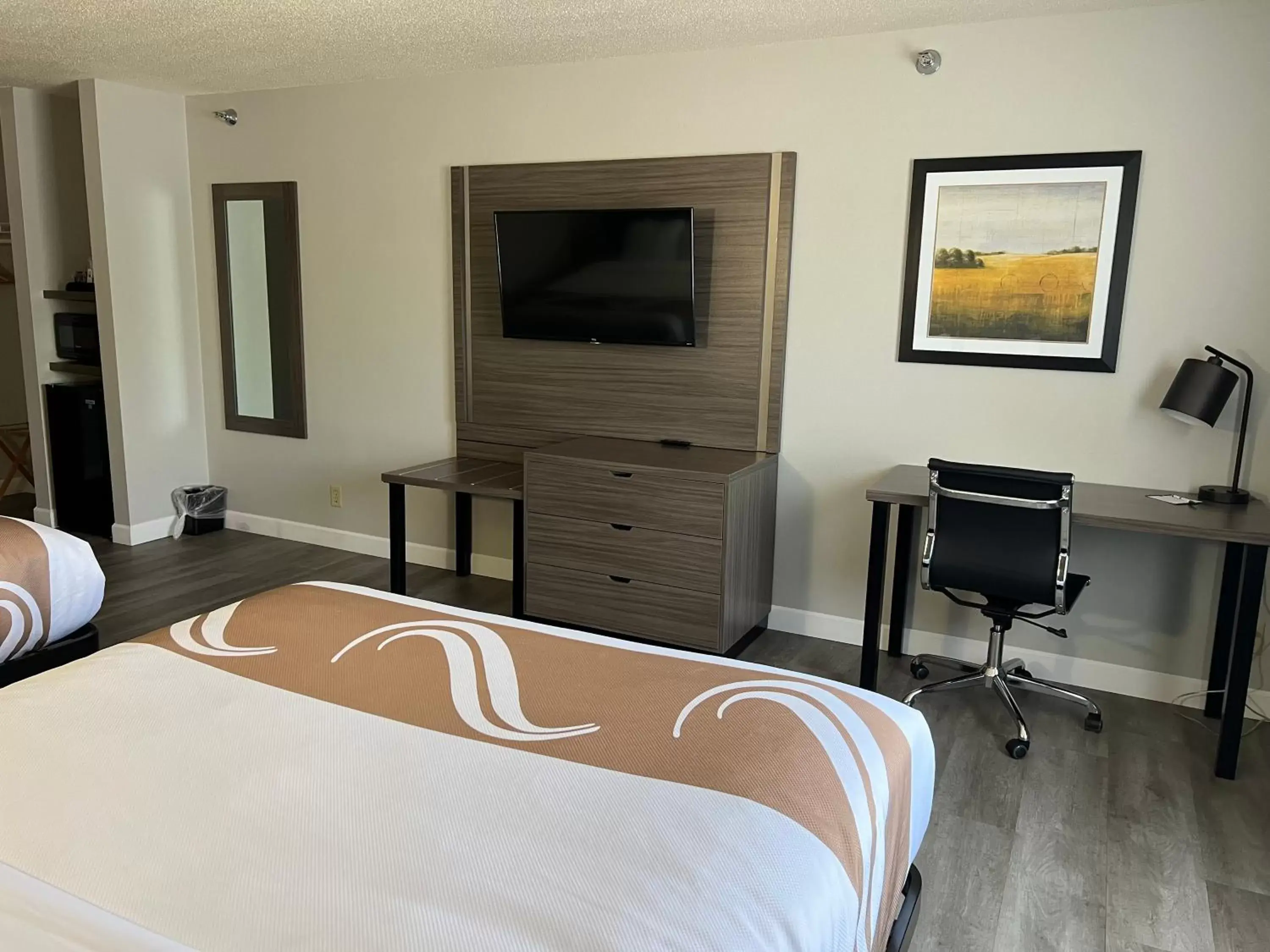 TV and multimedia, Bed in Quality Inn & Suites Red Wing TV and multimedia, Bed in Quality Inn & Suites Red Wing