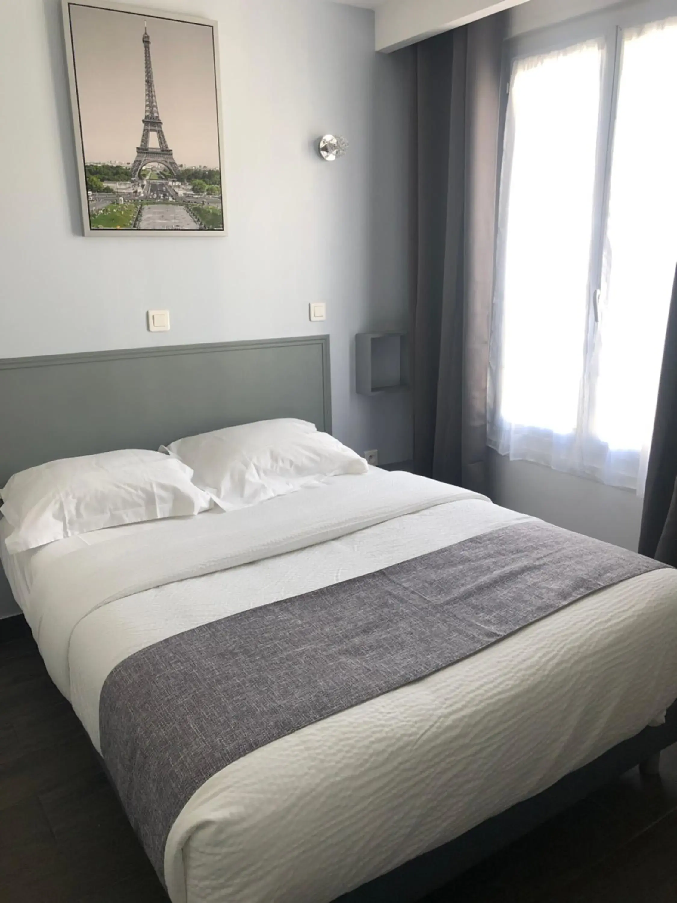 Bed in Hôtel Clauzel Paris