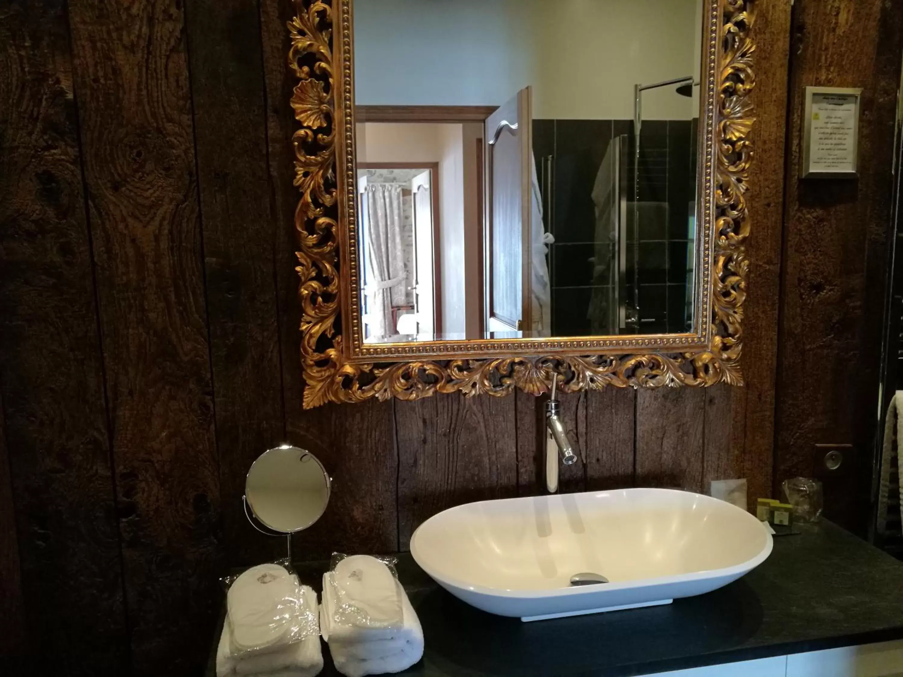 Bathroom in Hotel Logis - Chateau de Beauregard