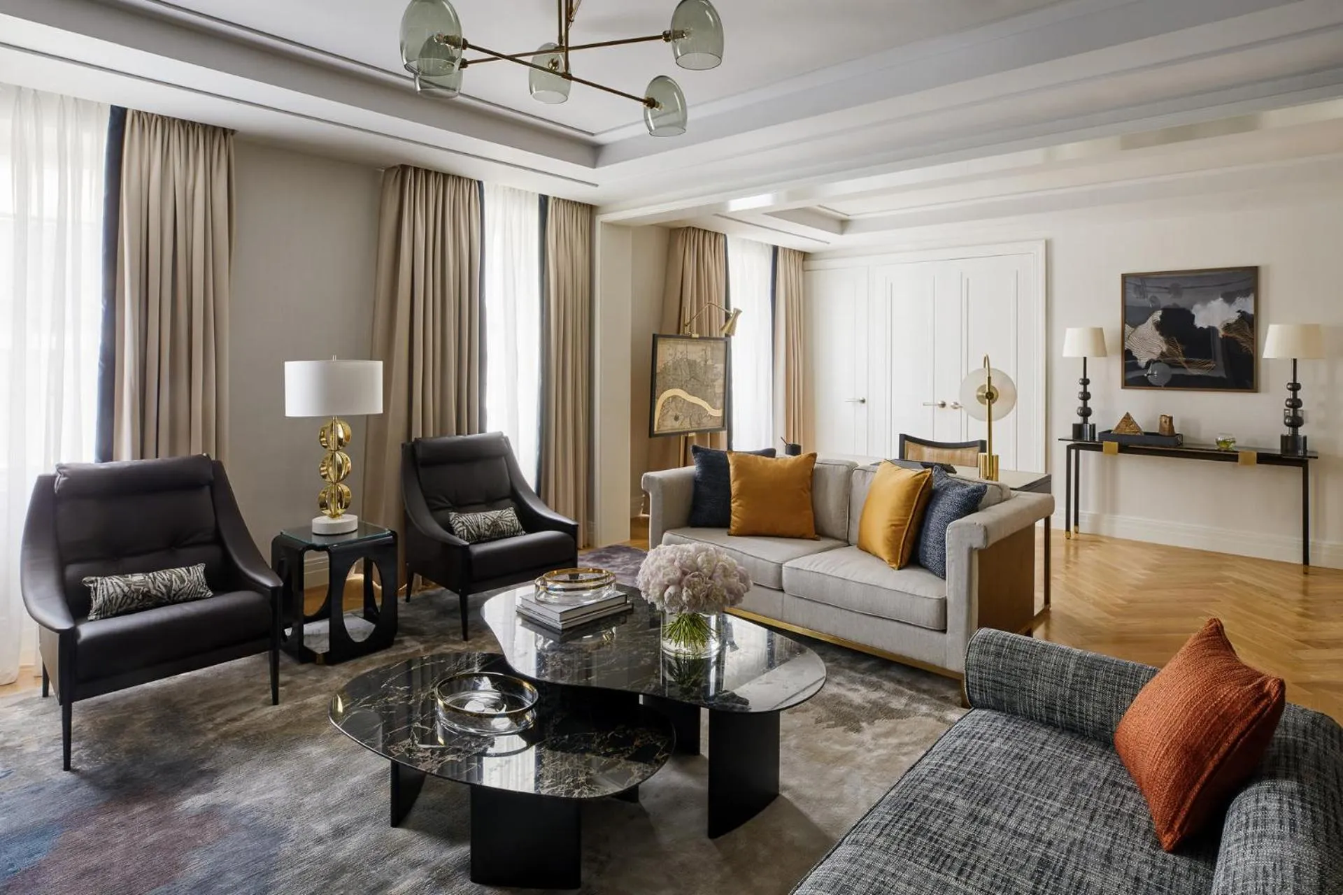 Living room in Four Seasons Hotel London at Tower Bridge