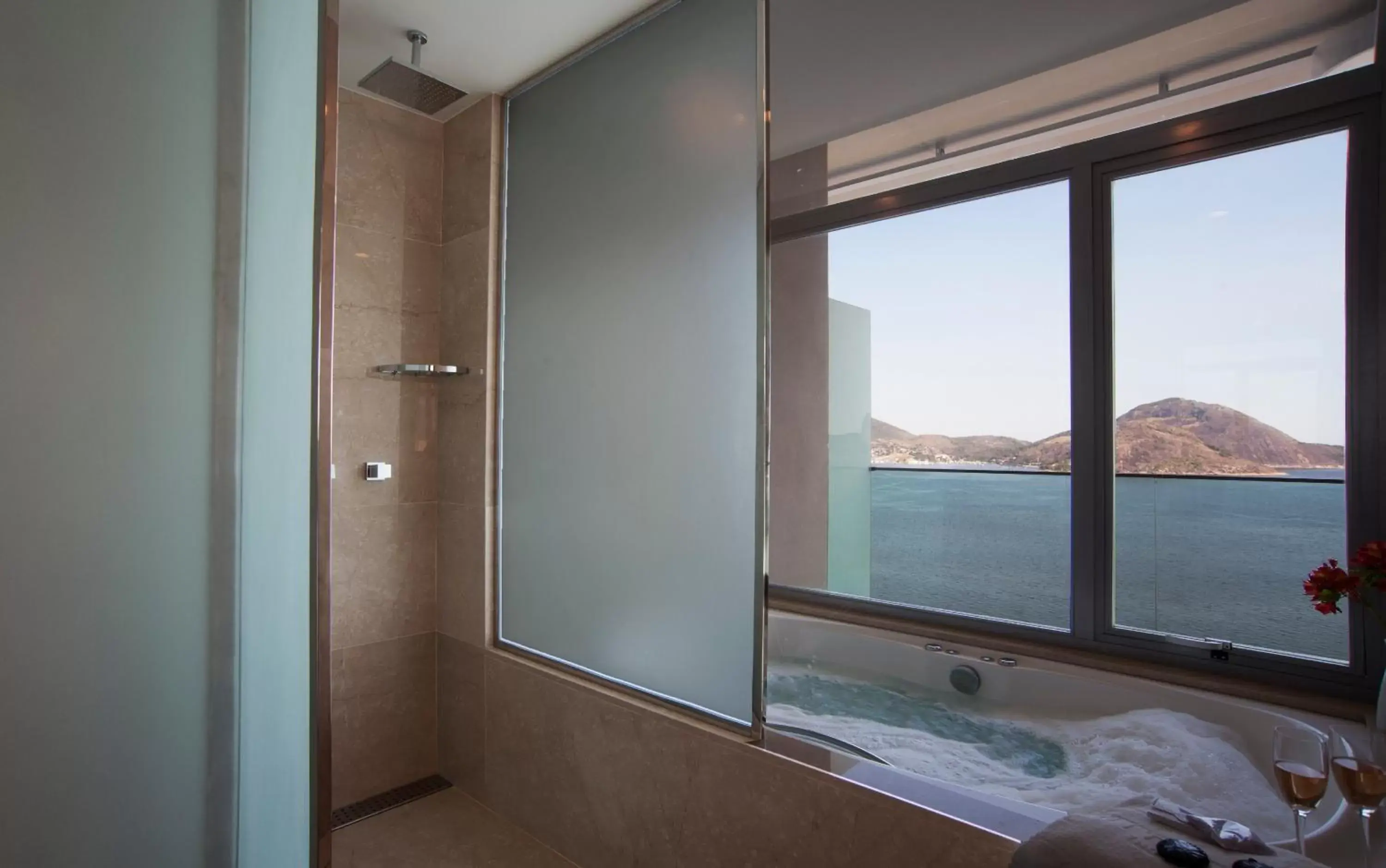 Bathroom, Mountain View in H Niteroi Hotel