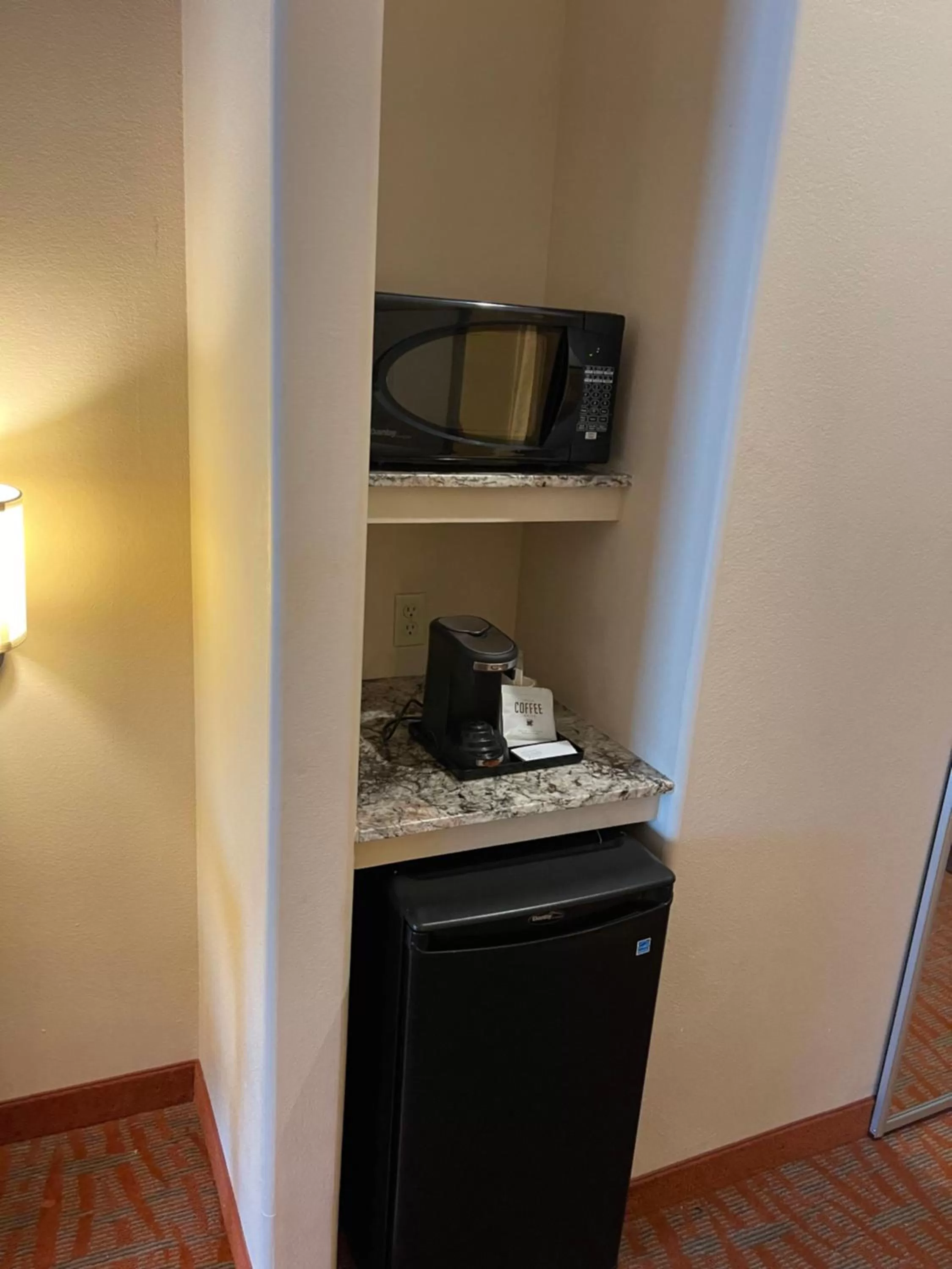 Coffee/tea facilities, TV/Entertainment Center in Super 6 Inn & Suites