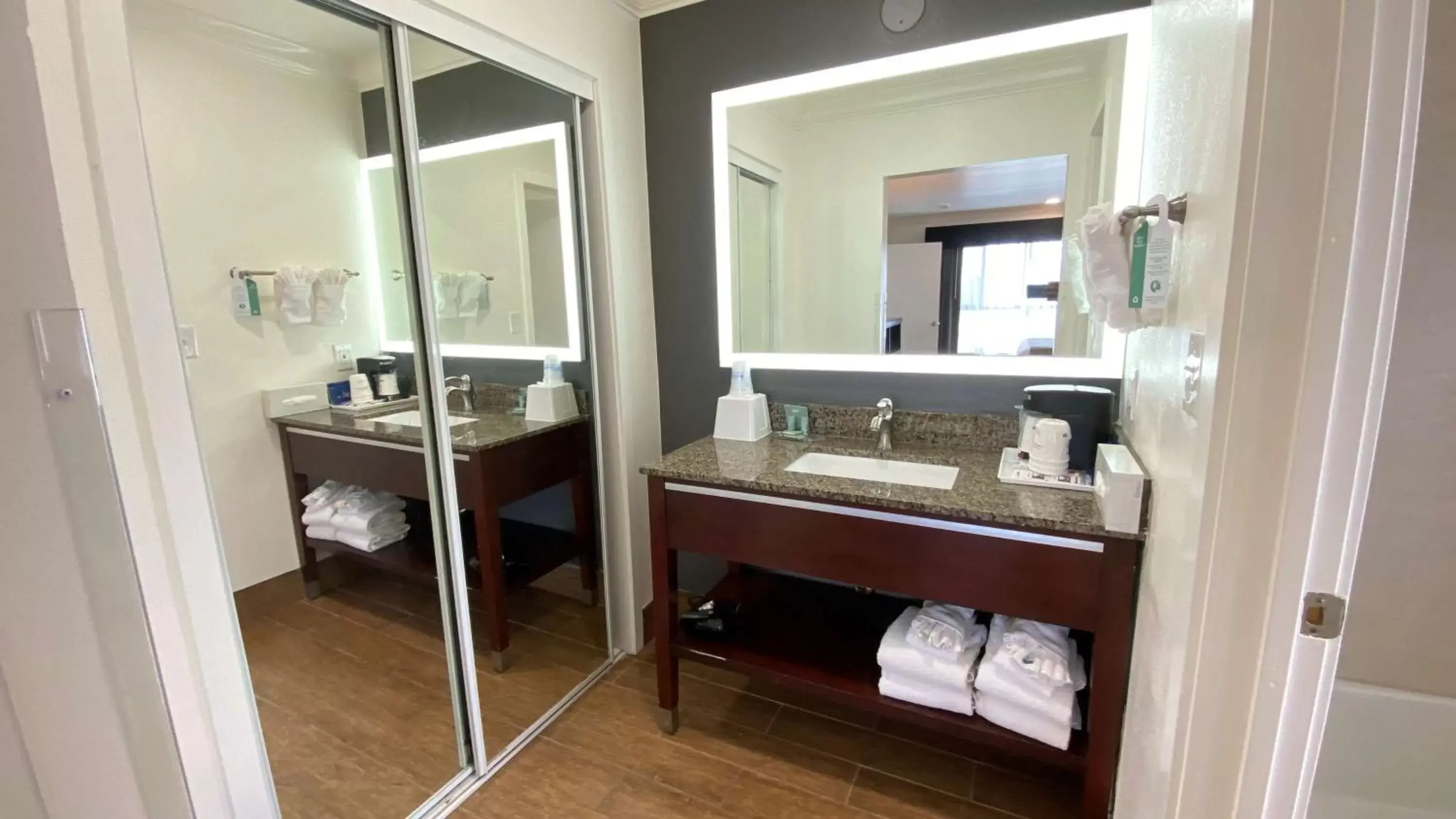 Photo of the whole room, Bathroom in Best Western Park Crest Inn