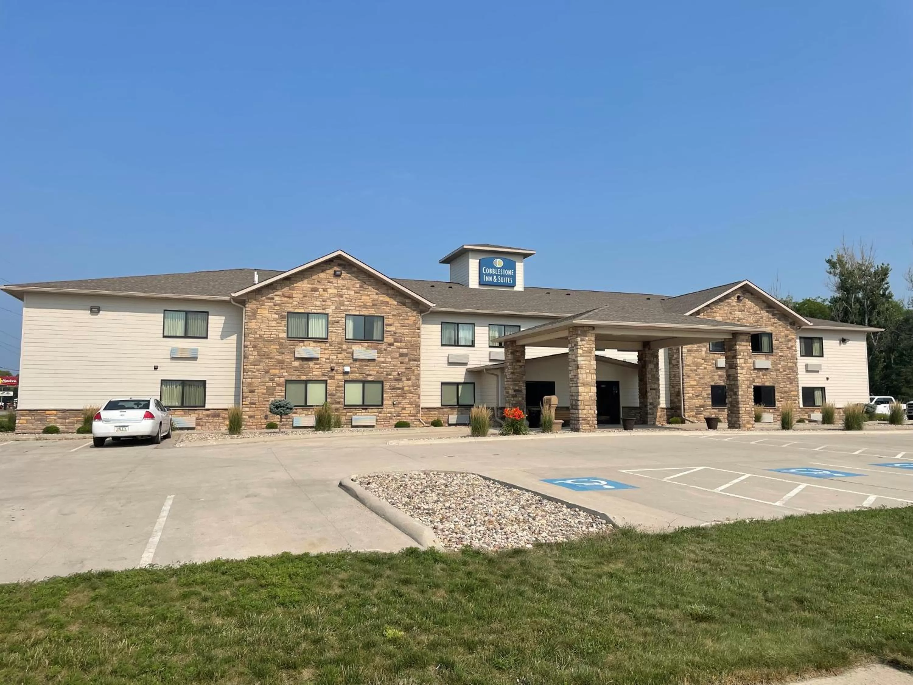 Property building in Cobblestone Inn & Suites - Clarion