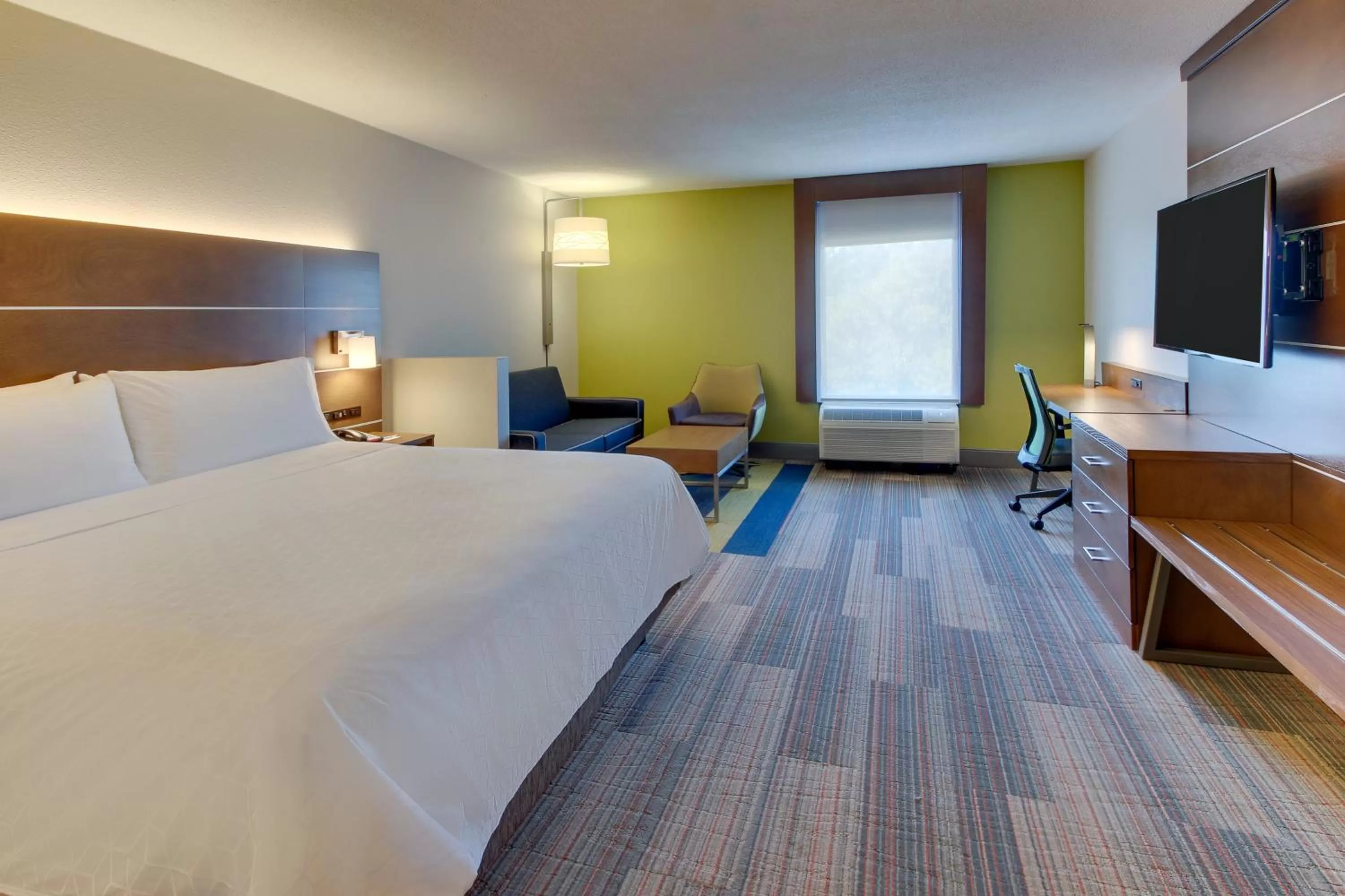 Photo of the whole room, Bed in Holiday Inn Express & Suites Atlanta Perimeter Mall Hotel by IHG