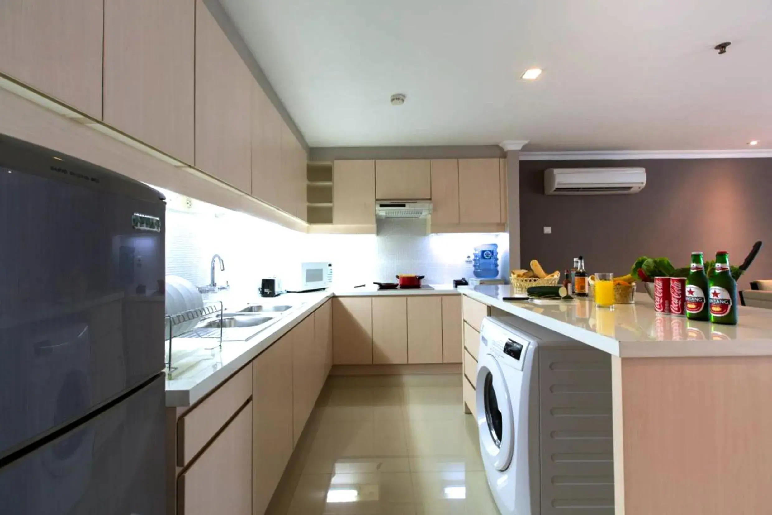 kitchen, Kitchen/Kitchenette in Kristal Hotel Jakarta