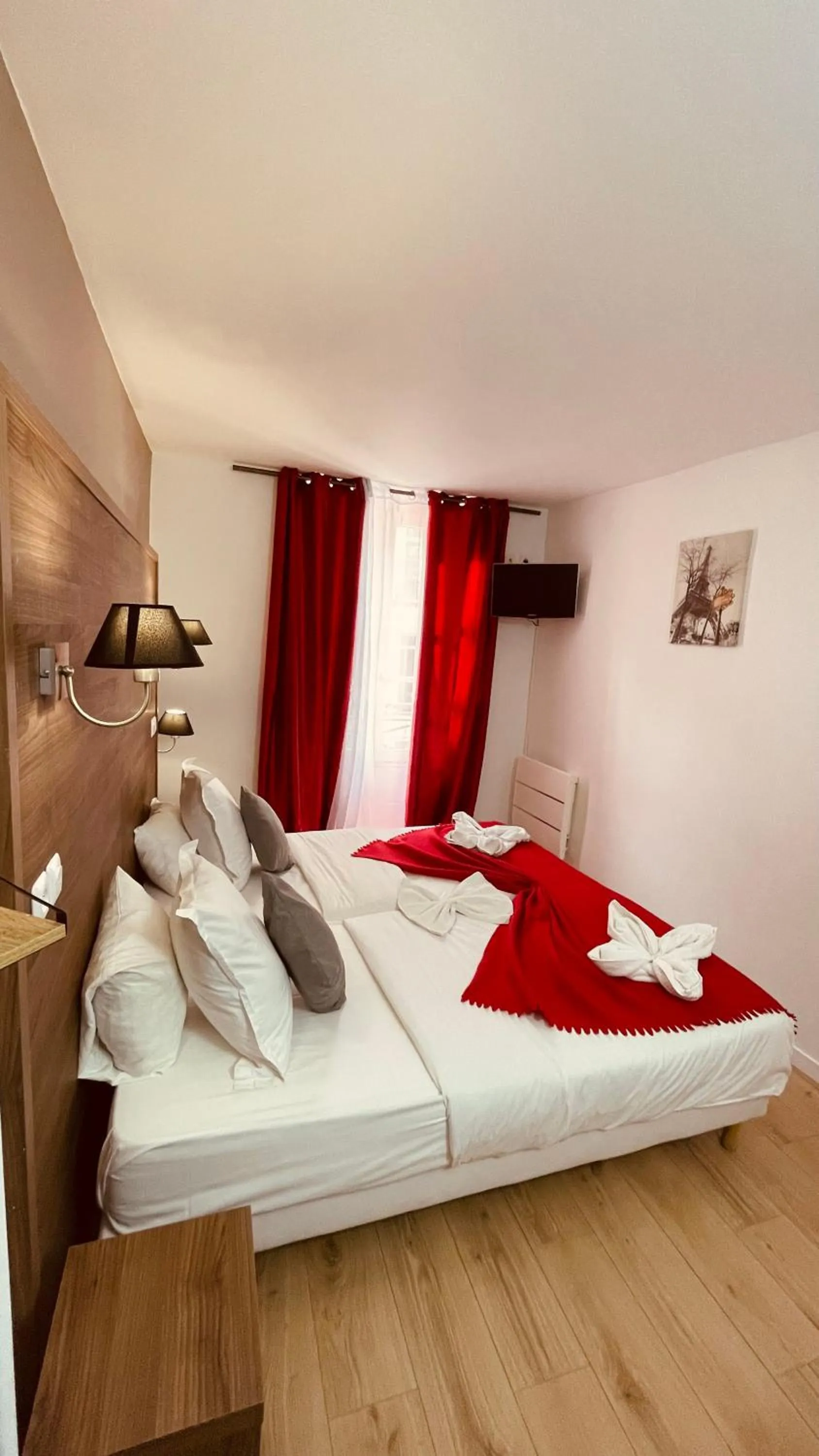 Photo of the whole room, Bed in Jeff Hotel