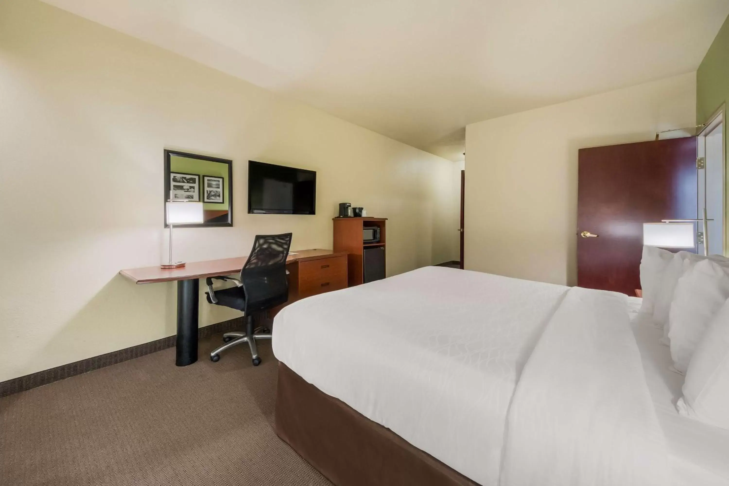 Bedroom, Bed in SureStay Plus Hotel by Best Western Near SeaWorld San Antonio