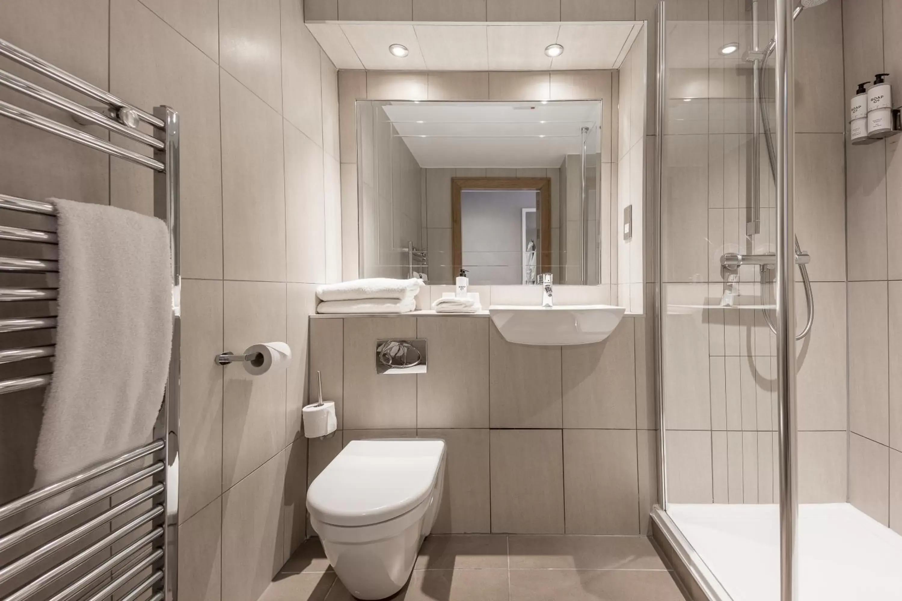 Shower, Bathroom in Murrayfield Hotel