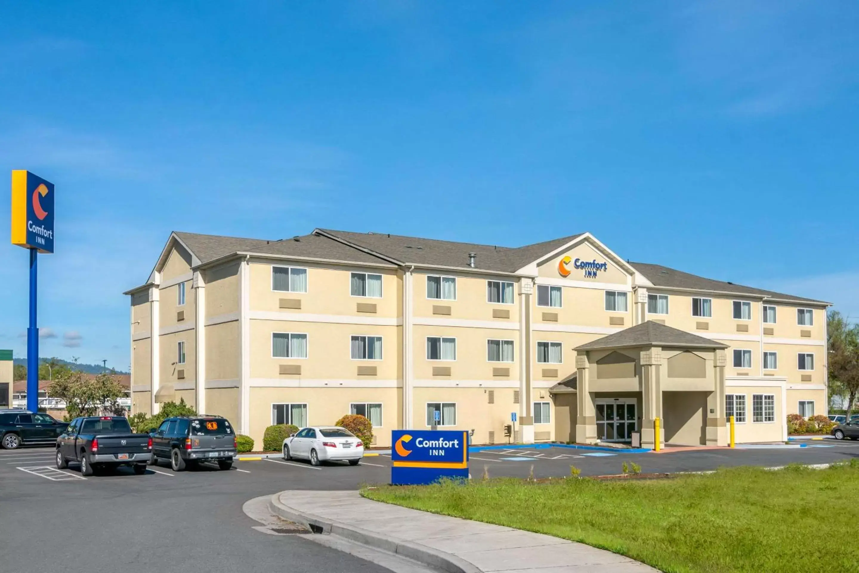 Property building in Comfort Inn Medford North Property building in Comfort Inn Medford North