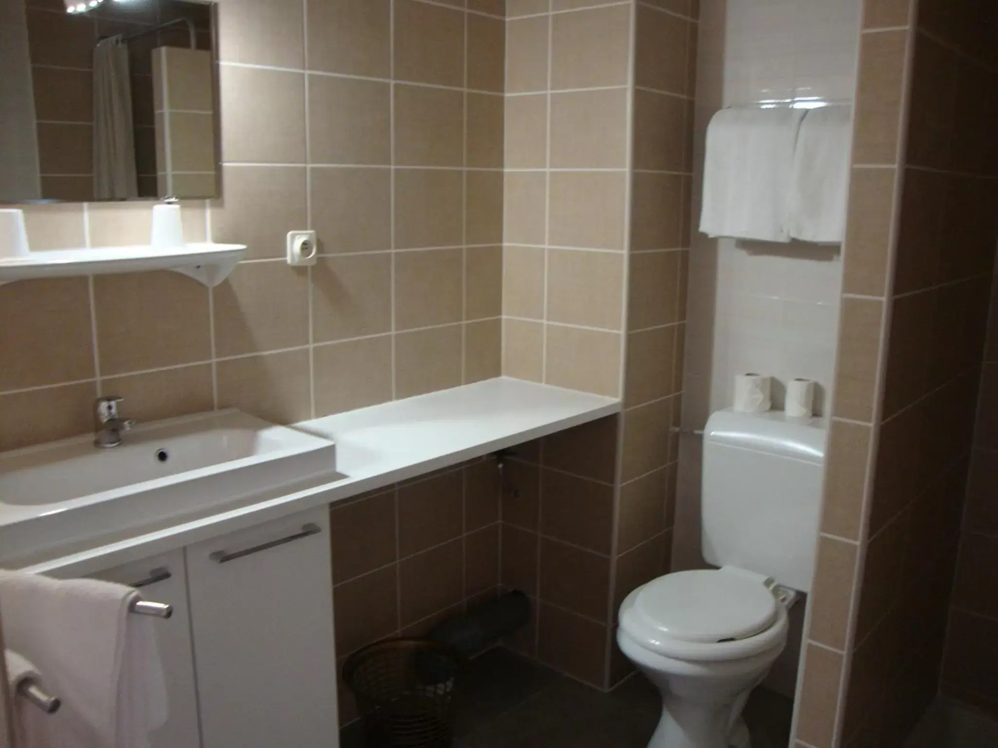 Bathroom in Hôtel Au Petit Languedoc