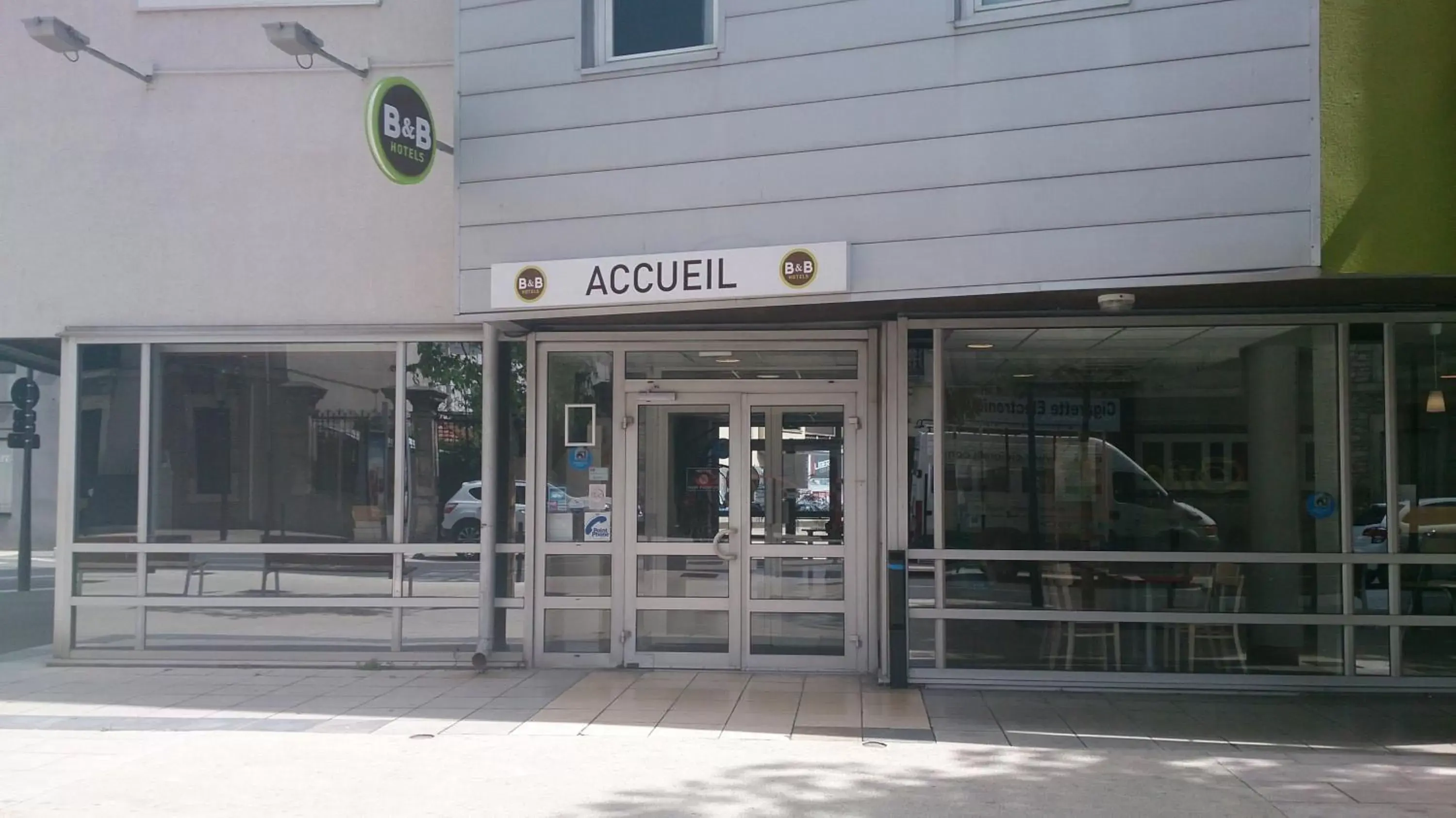 Facade/entrance in B&B HOTEL Nîmes Centre Arènes