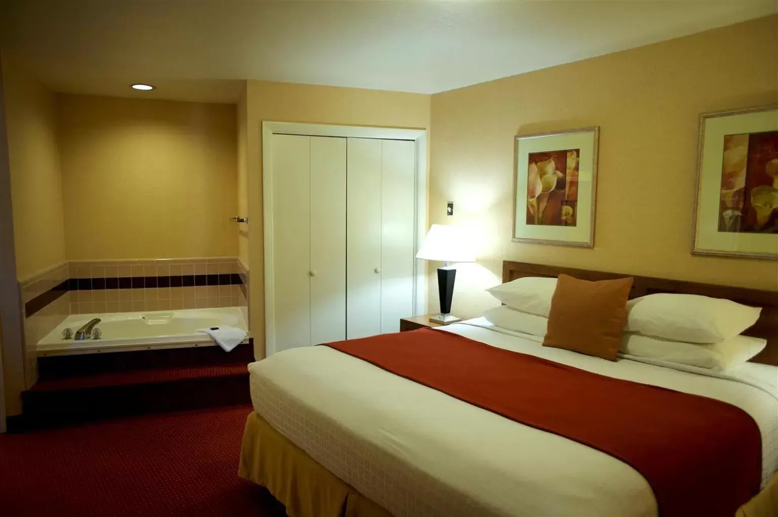 King Room with Hot Tub - Non-Smoking in Best Western Grants Pass Inn