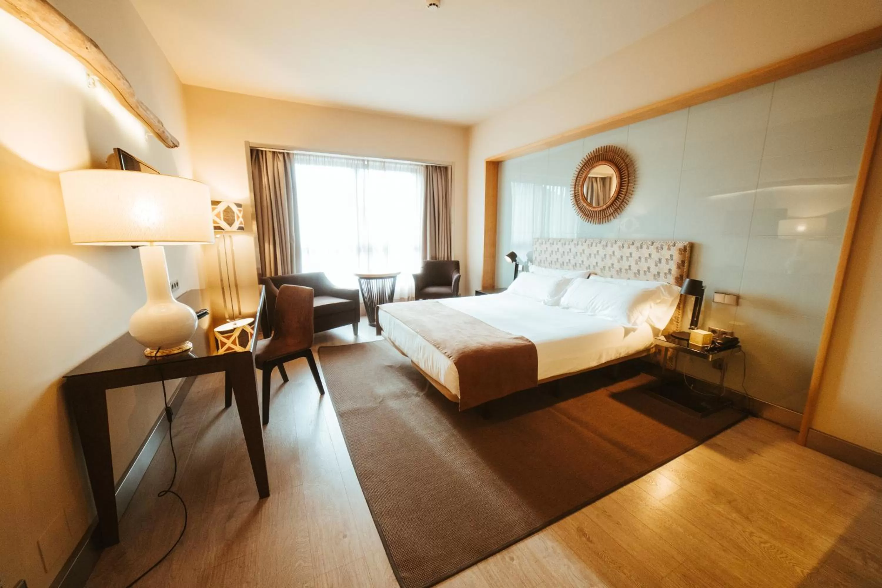 Photo of the whole room, Bed in Barceló León Conde Luna