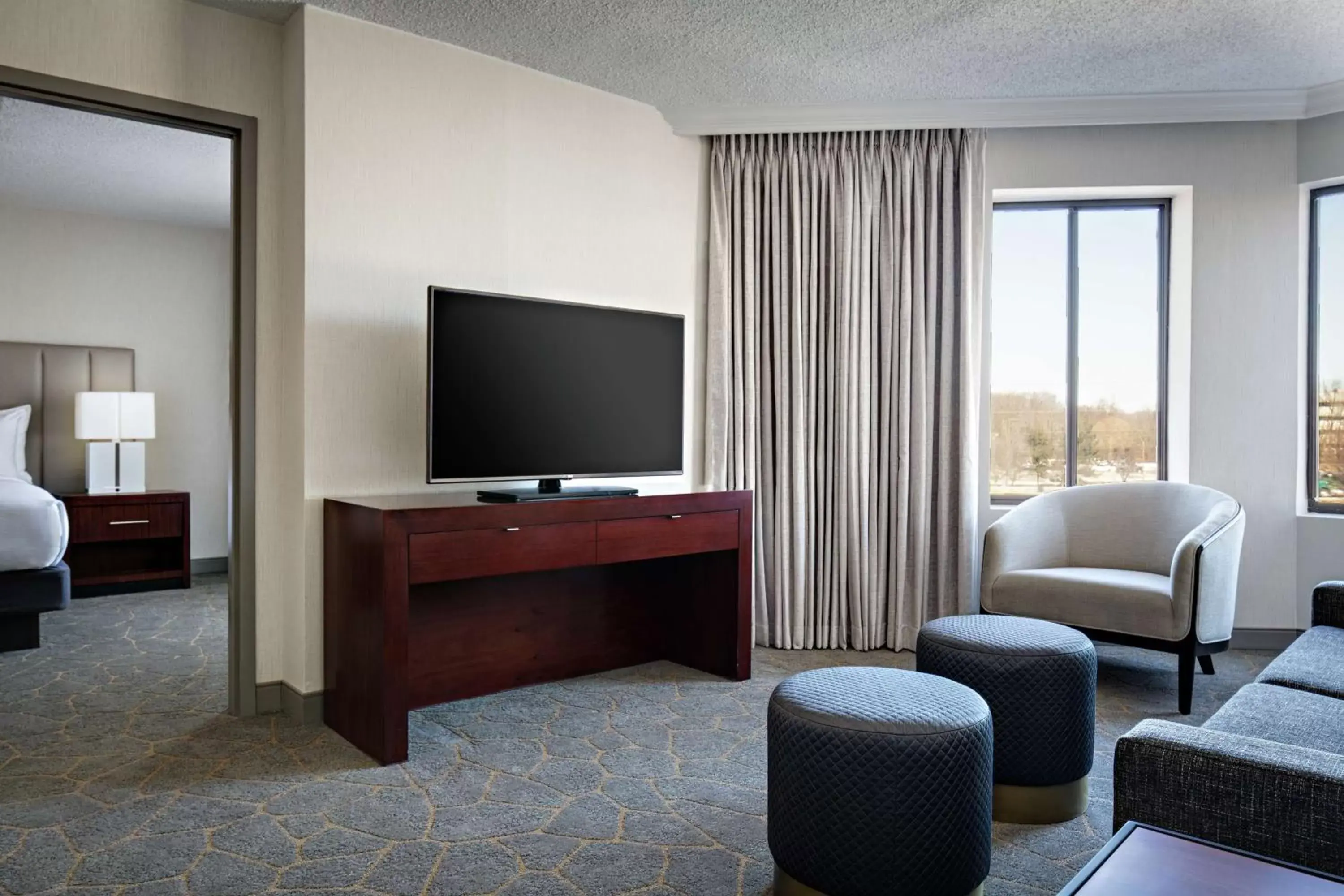 Bedroom, TV/Entertainment Center in DoubleTree by Hilton Fairfield Hotel & Suites