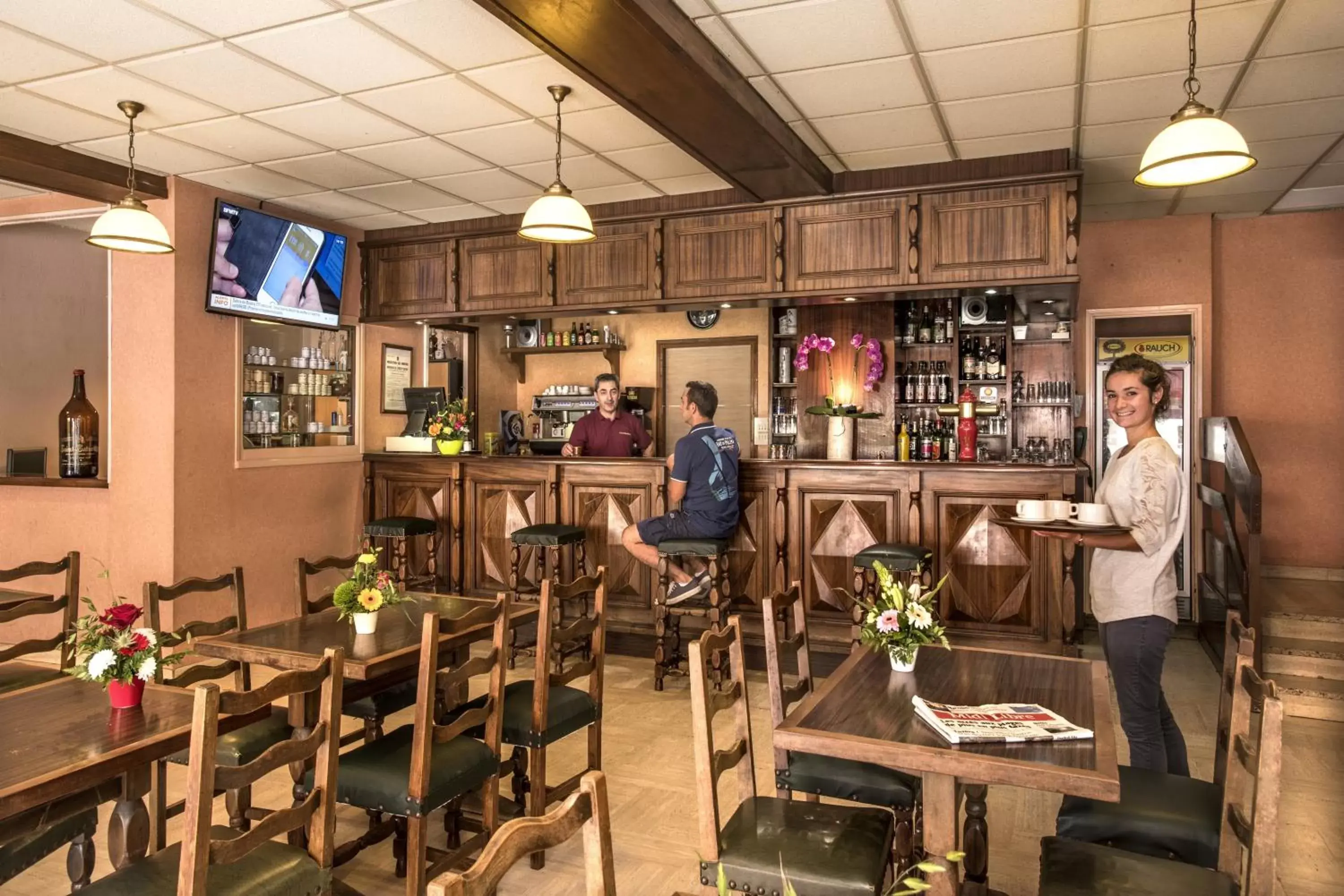 Lounge or bar, Restaurant/Places to Eat in Logis Hotel Restaurant Du Commerce