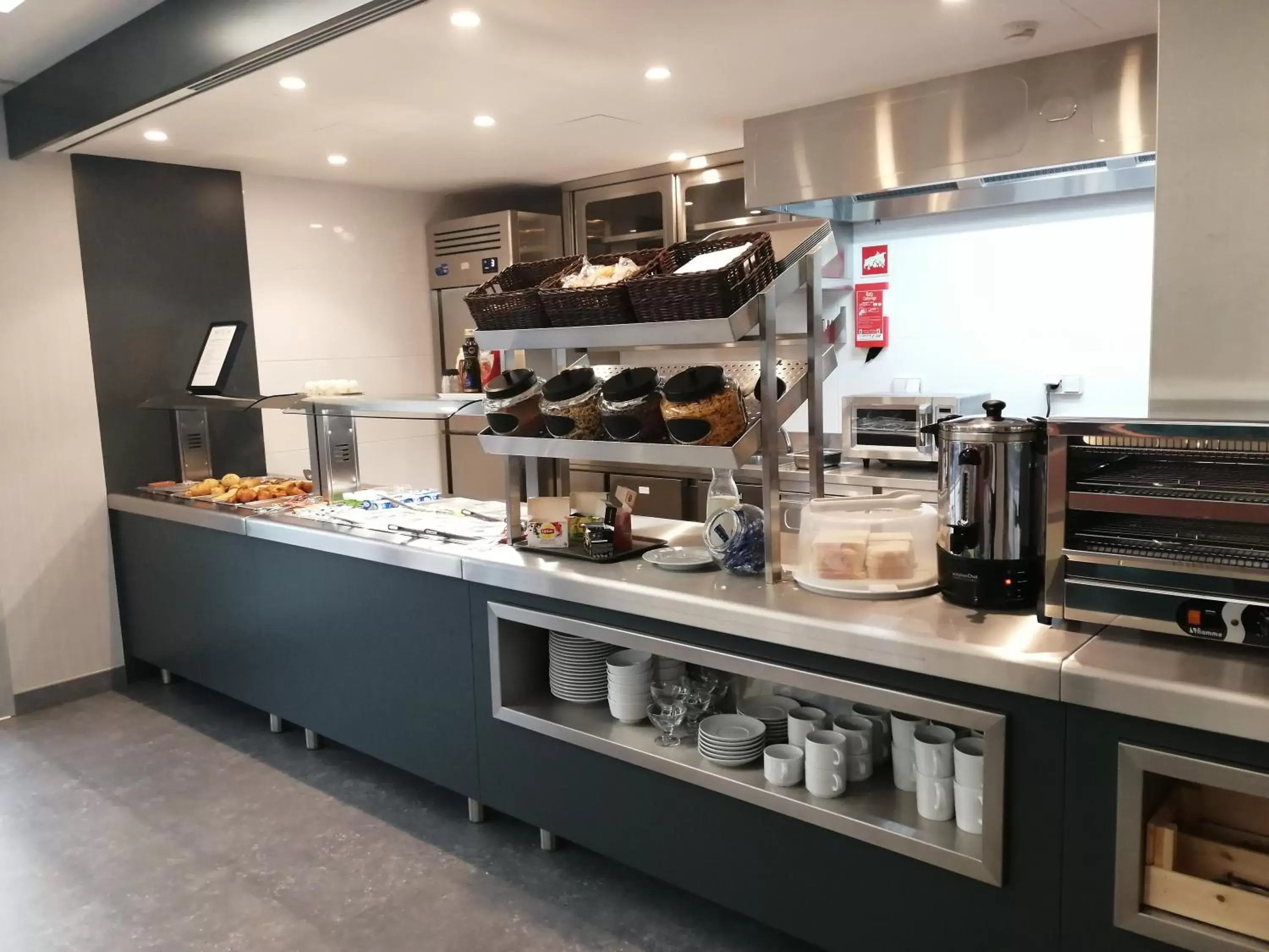 Breakfast, Kitchen/Kitchenette in Hotel 3K Porto Aeroporto