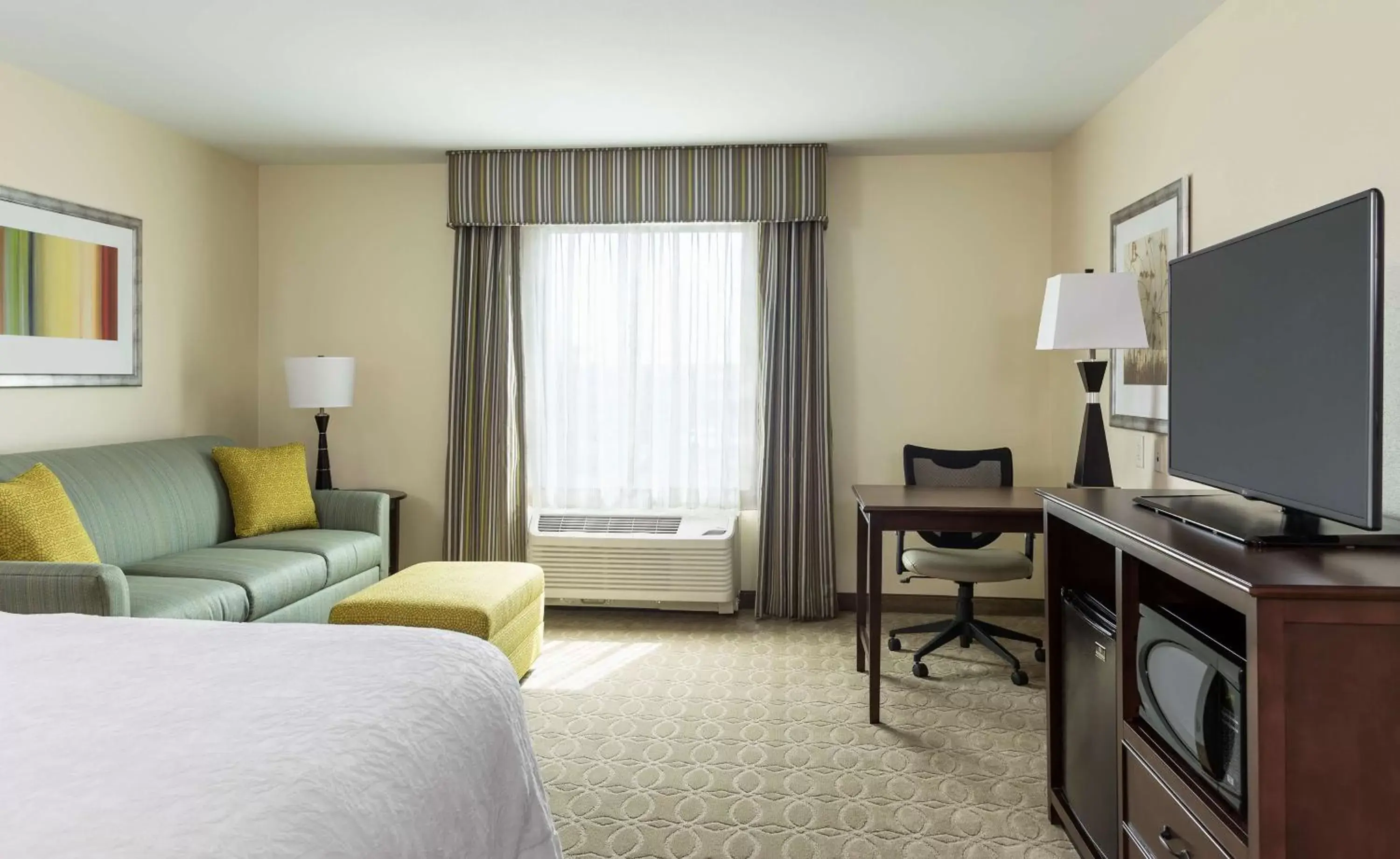 Bed in Hampton Inn & Suites Philadelphia Montgomeryville Bed in Hampton Inn & Suites Philadelphia Montgomeryville