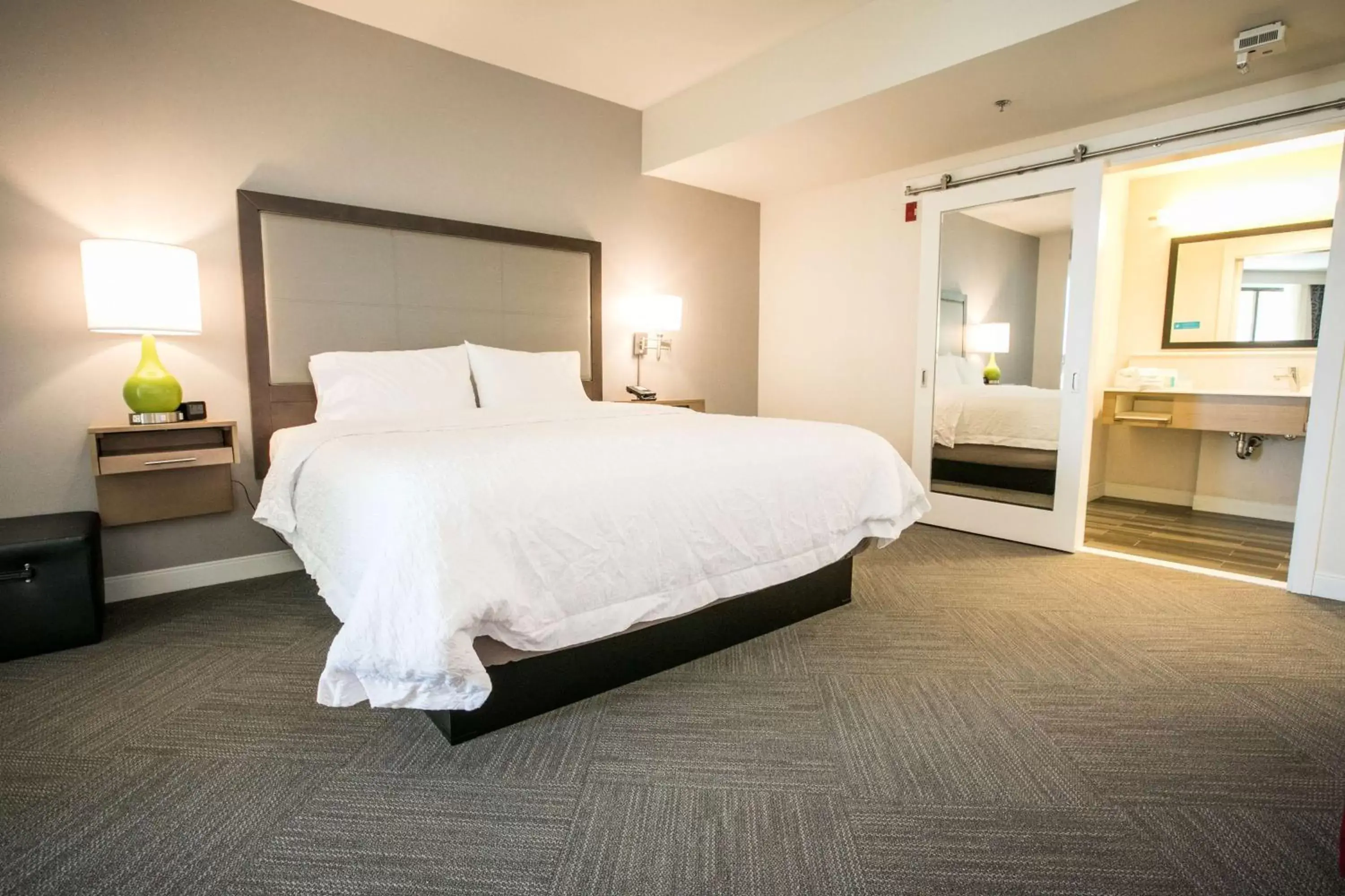 Bed in Hampton Inn & Suites Tempe/Phoenix Airport, Az