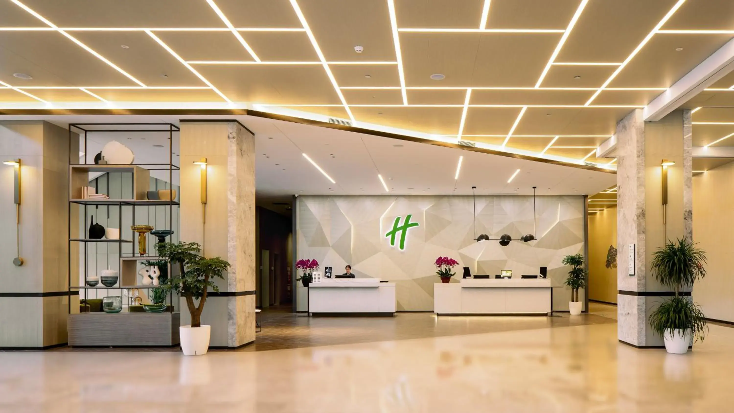 Property building, Lobby/Reception in Holiday Inn Xi'an East, an IHG Hotel