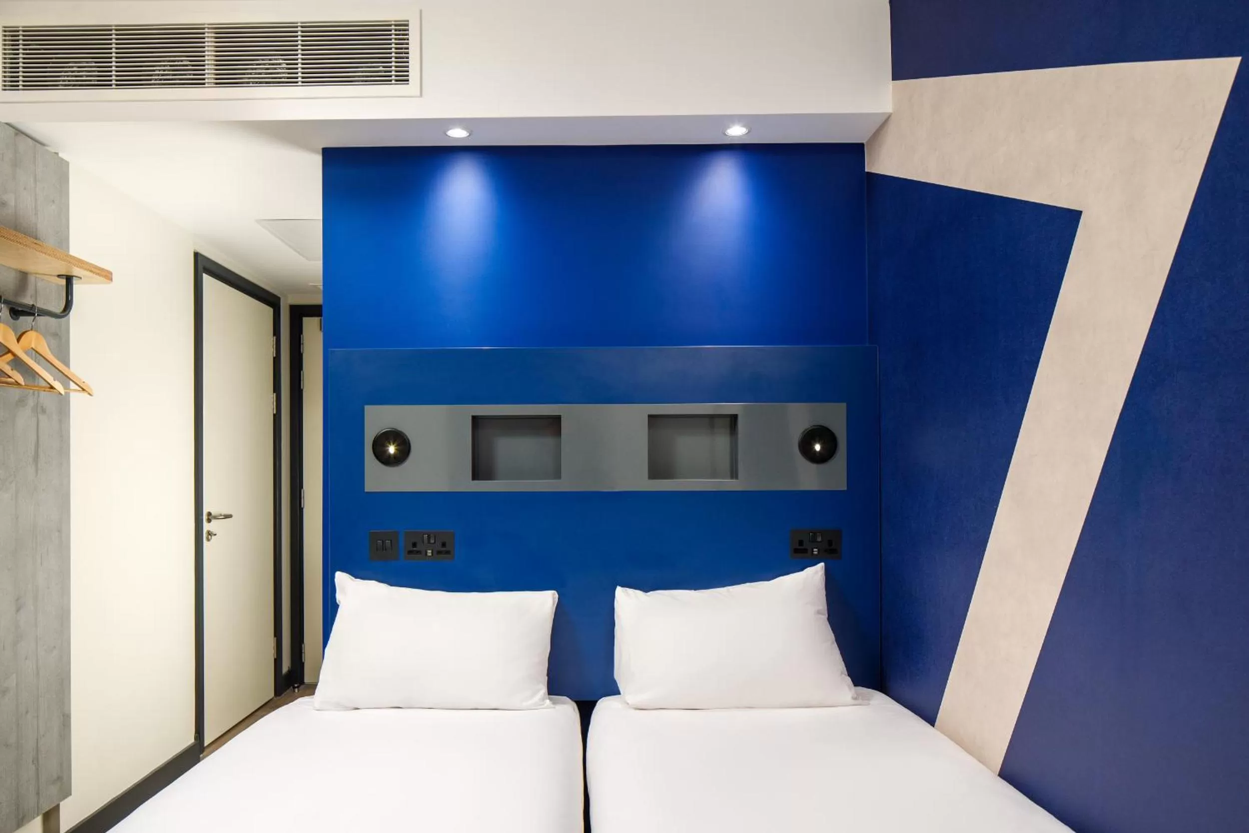 Bed in ibis budget Manchester Airport T2