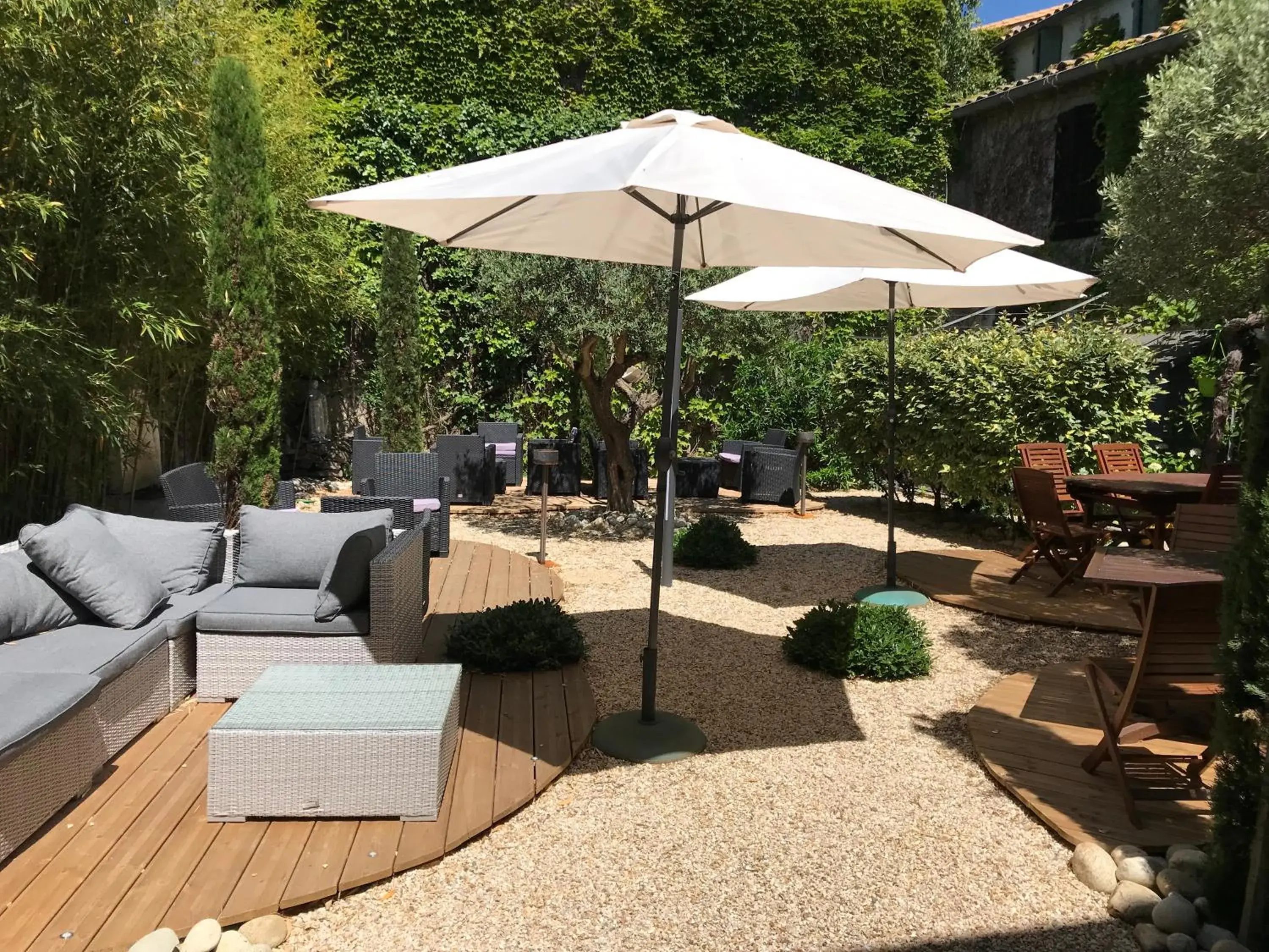 Garden in Hotel Du Pont Vieux