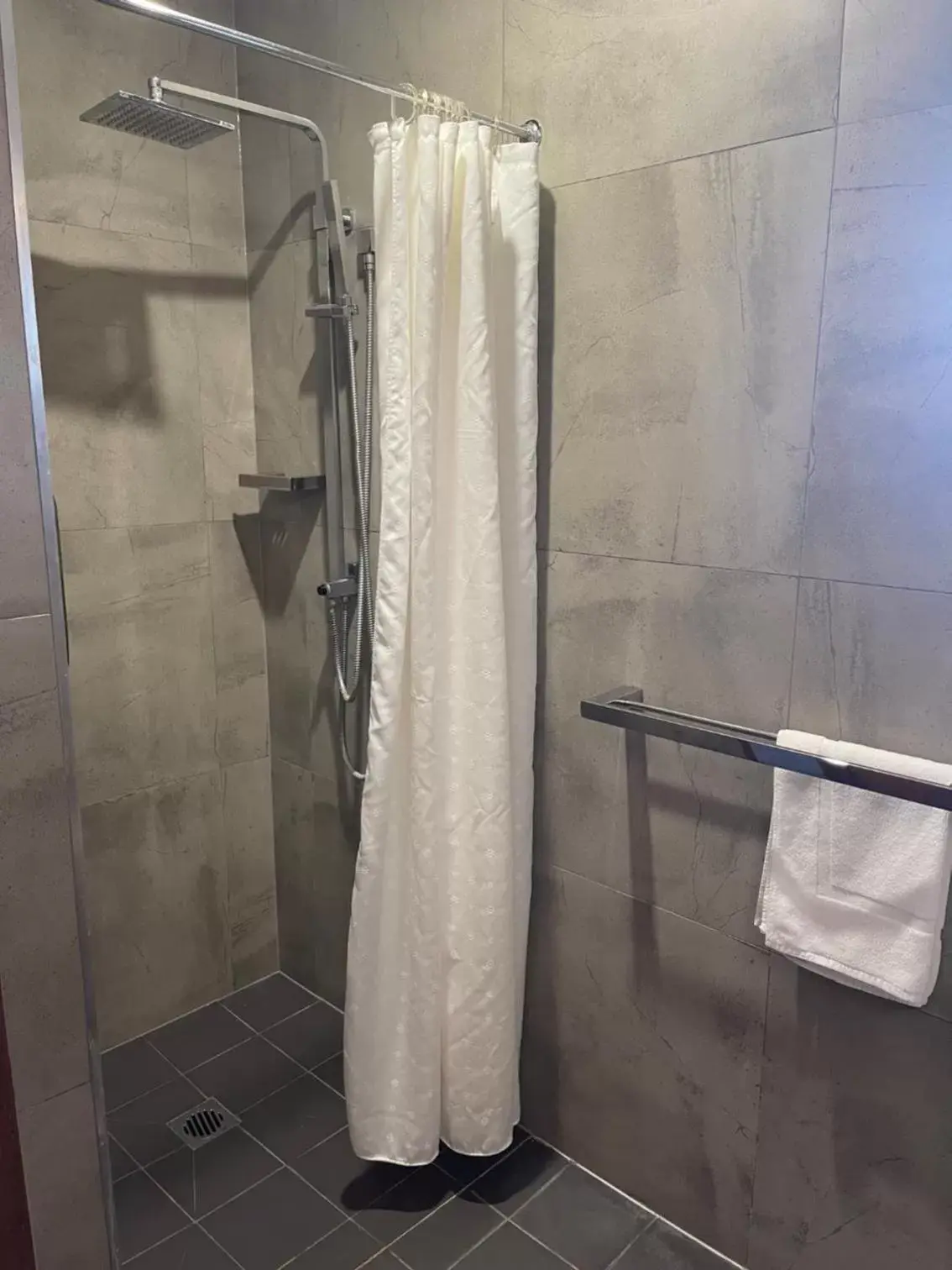 Shower, Bathroom in Town & Country Motor Inn