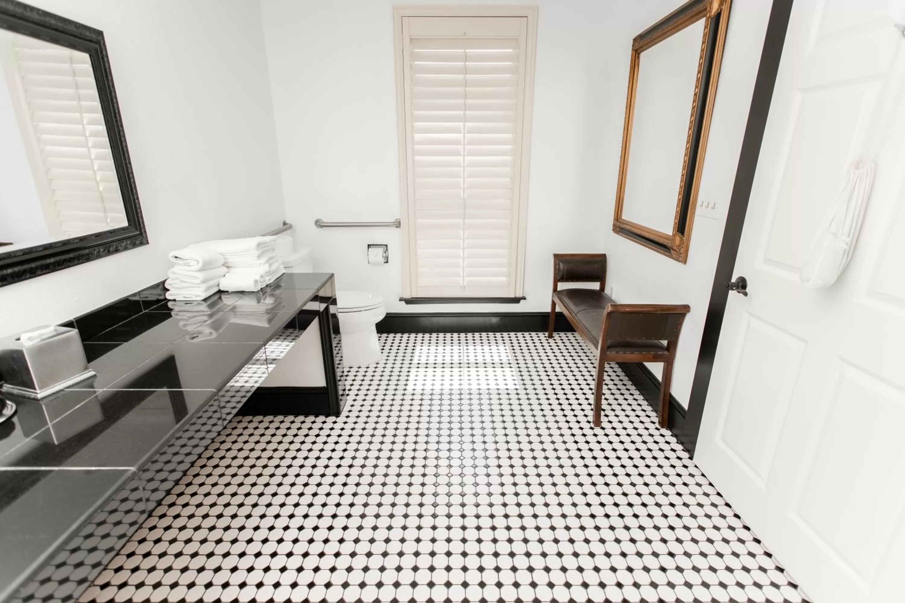 Bathroom, Bed in Grand Hotel