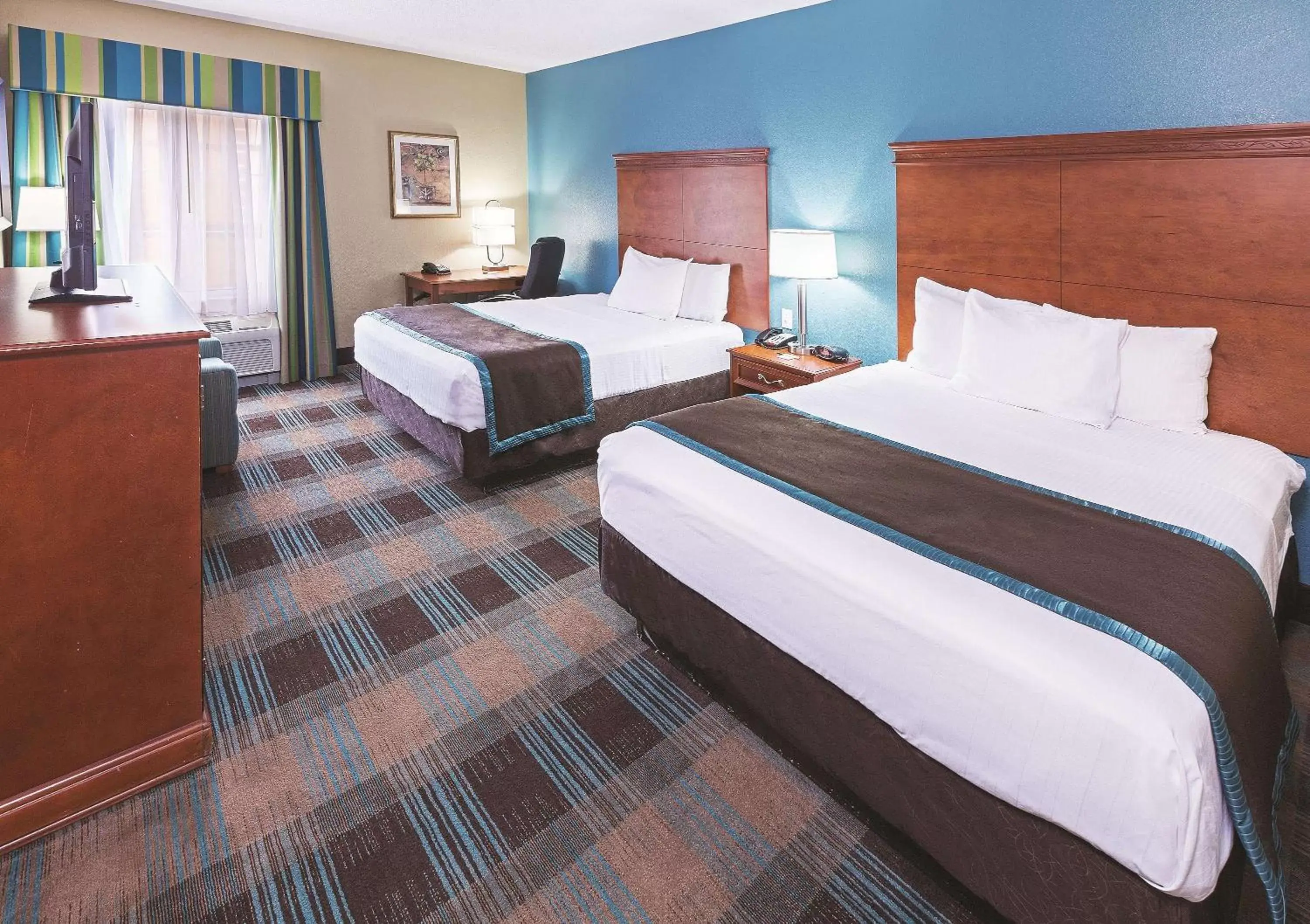 Photo of the whole room, Bed in La Quinta by Wyndham Houston Hobby Airport