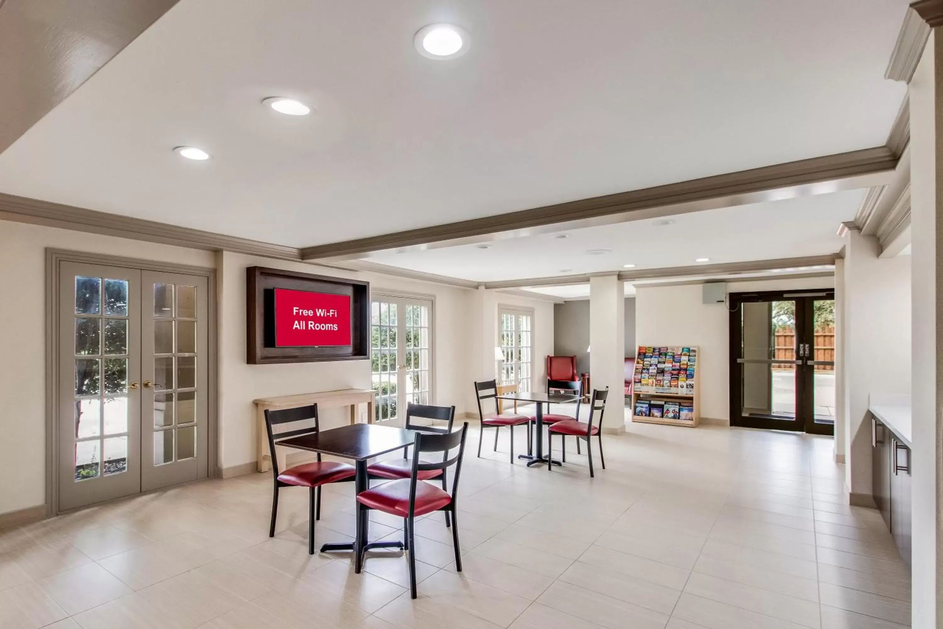 Lobby or reception, Restaurant/Places to Eat in Red Roof Inn PLUS+ Dallas - Addison