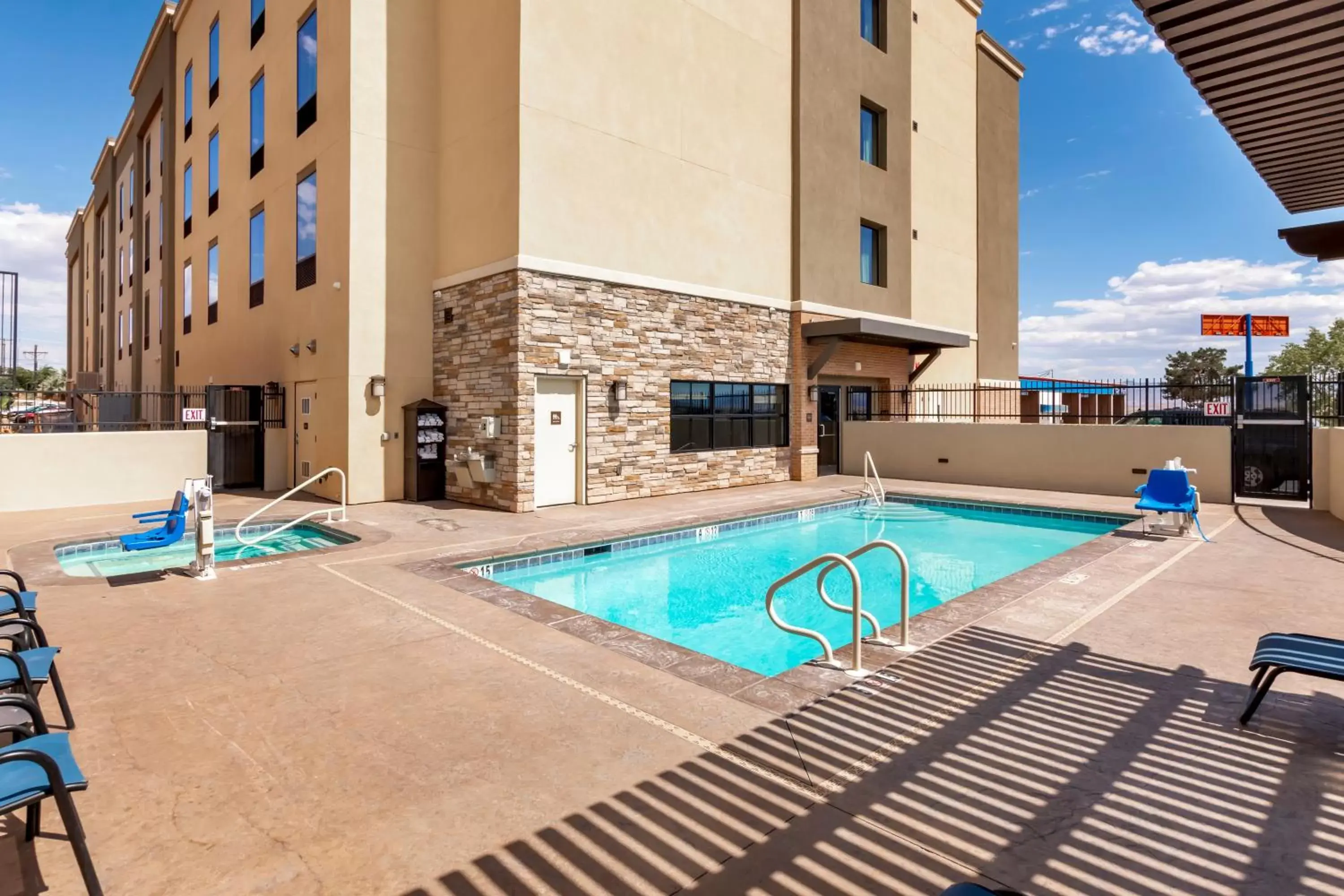 Swimming pool, Property Building in Comfort Suites St George - University Area