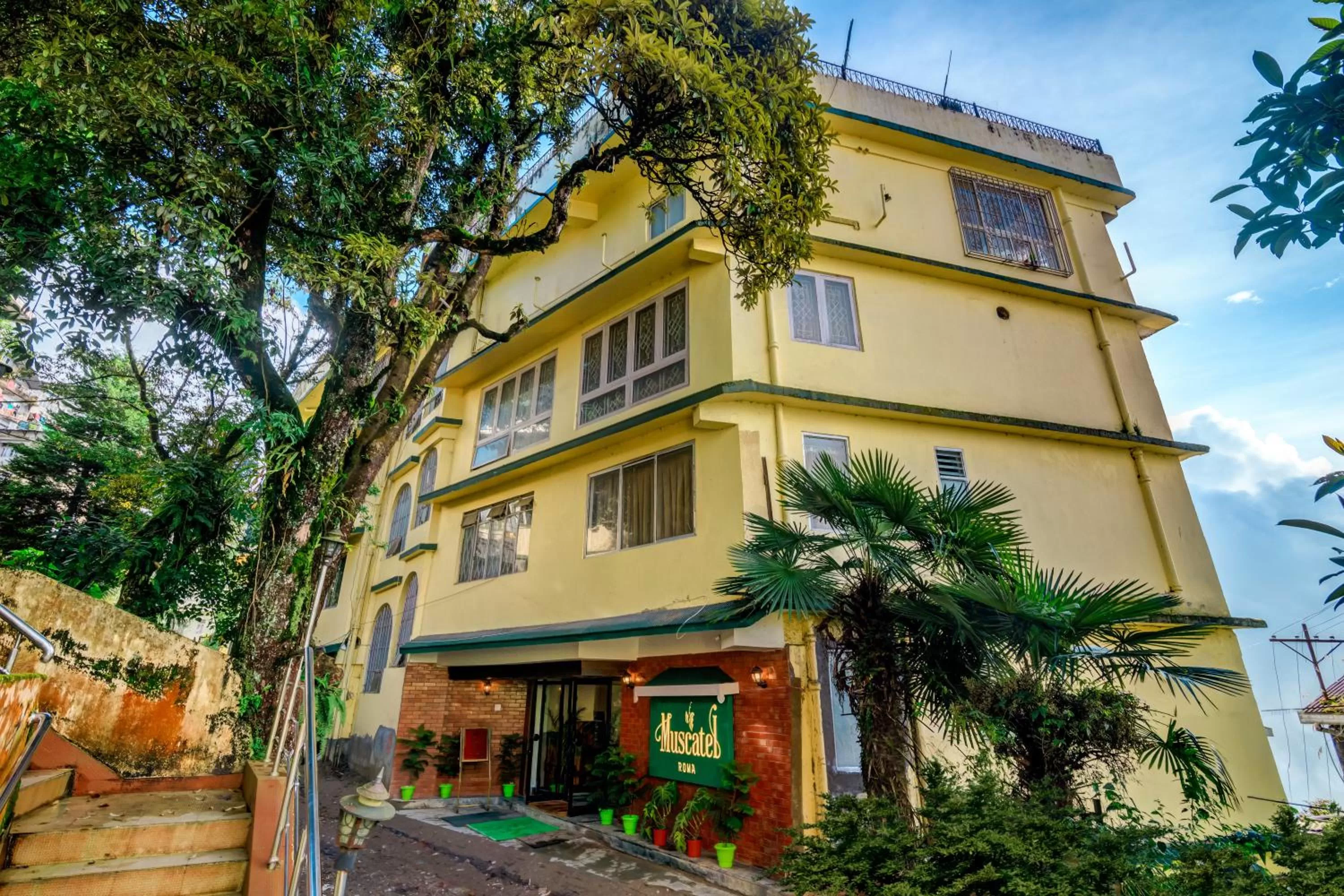 Property building in Muscatel Roma - 400 Mts from Mall Road