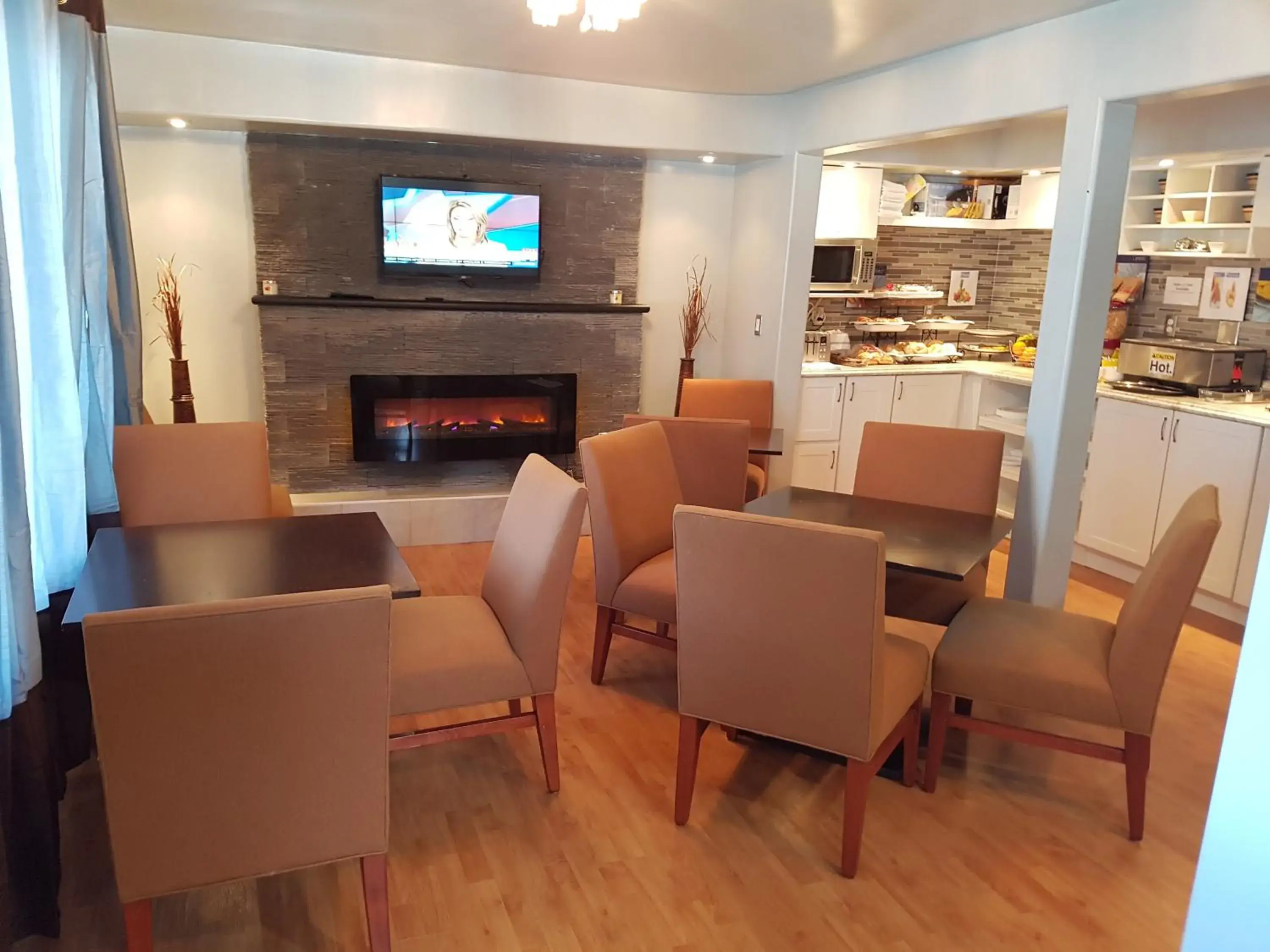 Communal lounge/ TV room, Lounge/Bar in Bayside Inn & Waterfront Suites