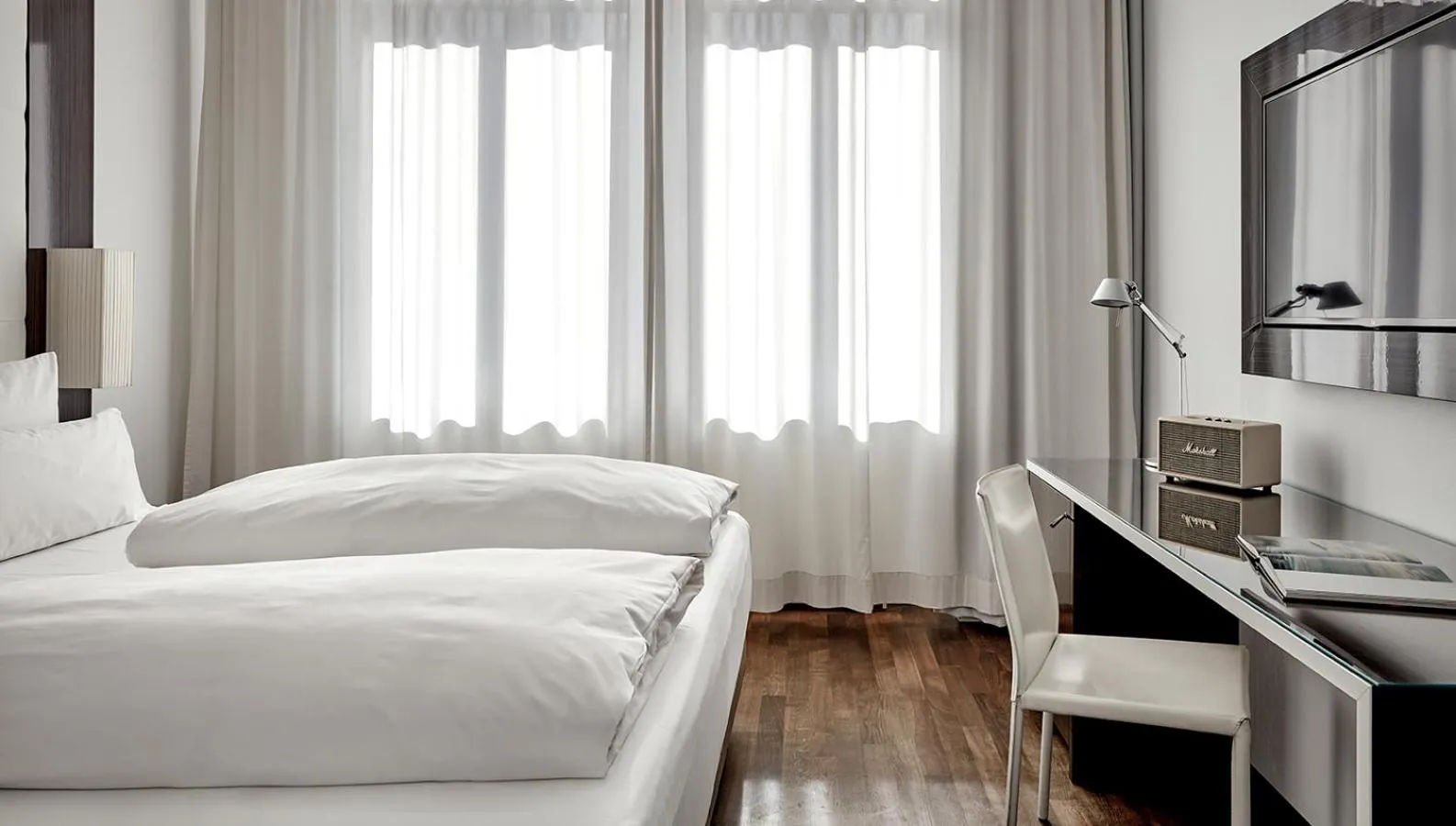 Photo of the whole room, Bed in The Pure, Frankfurt, a Member of Design Hotels