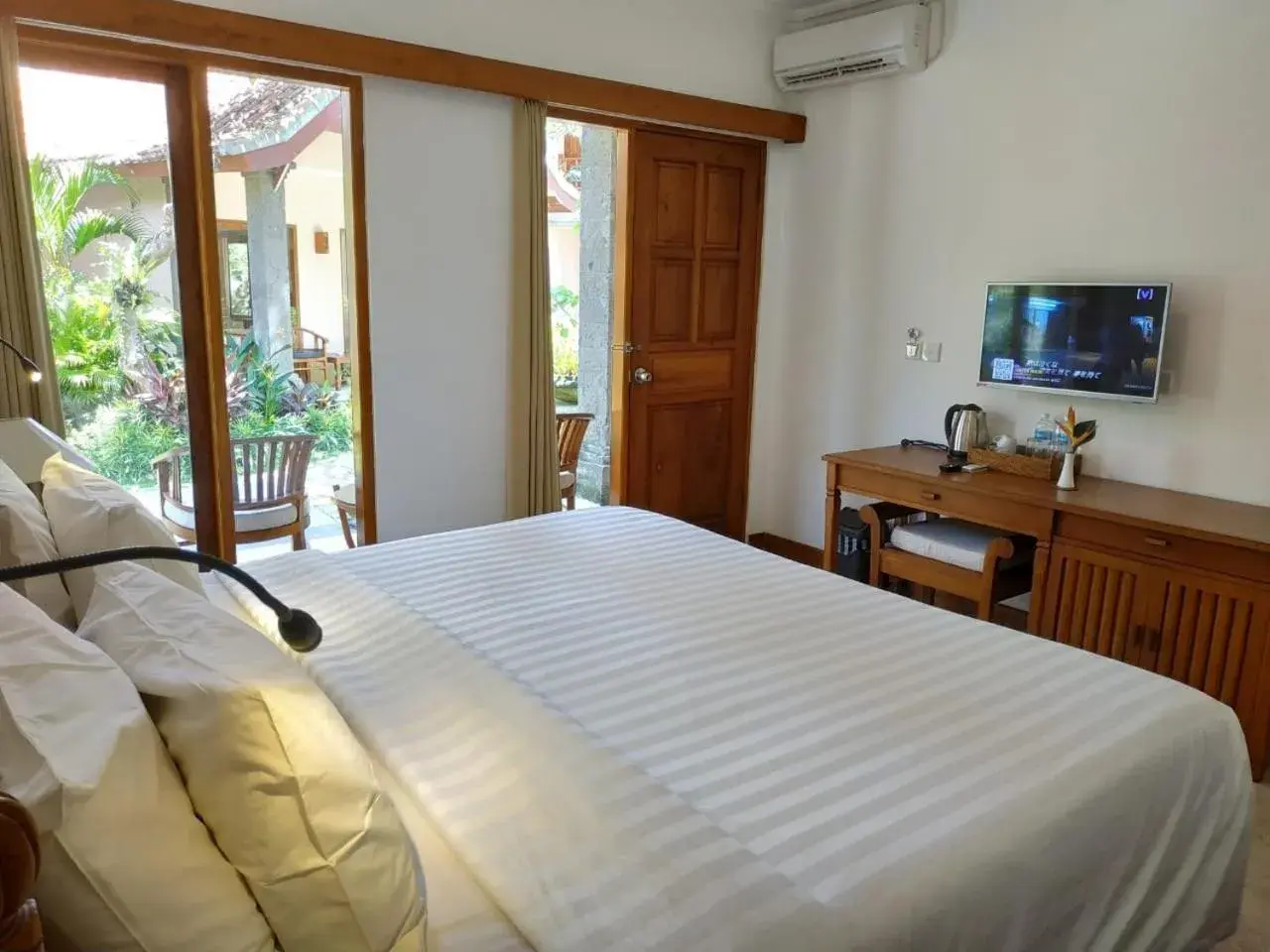 Bedroom, Bed in Puri Mesari Hotel