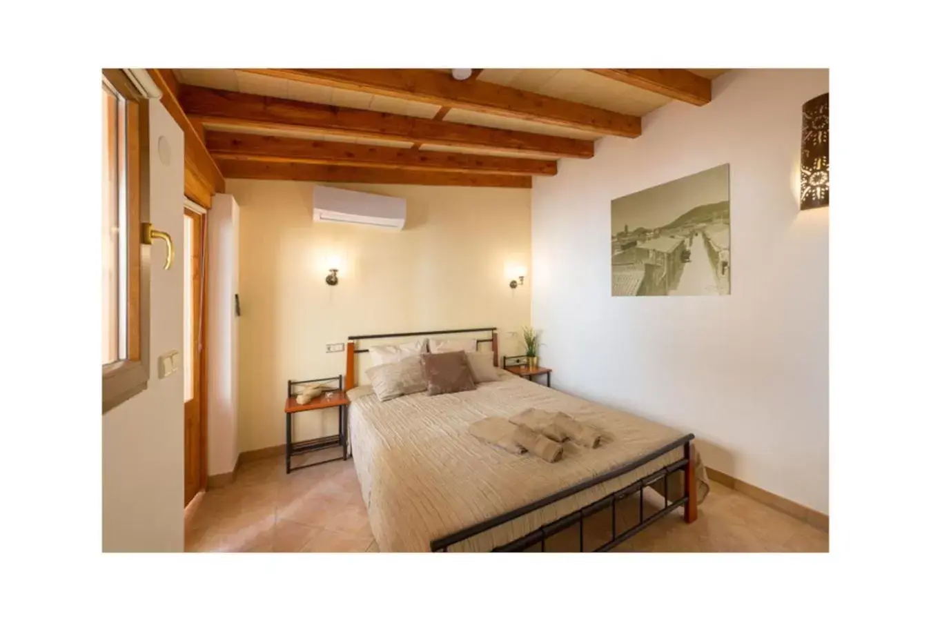 Bedroom, Bed in Boutique Hostal "Born53" im Stadtkern von Llucmajor, Mallorca