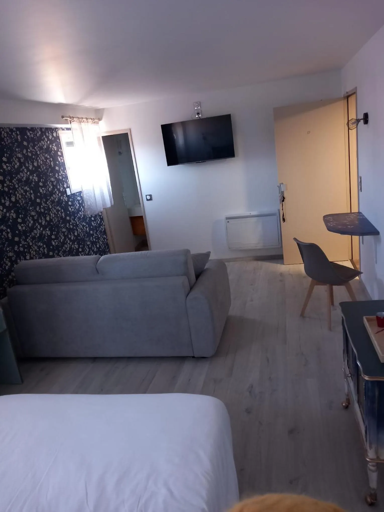 Communal lounge/ TV room, Bed in Cit'Hotel Le Montreal