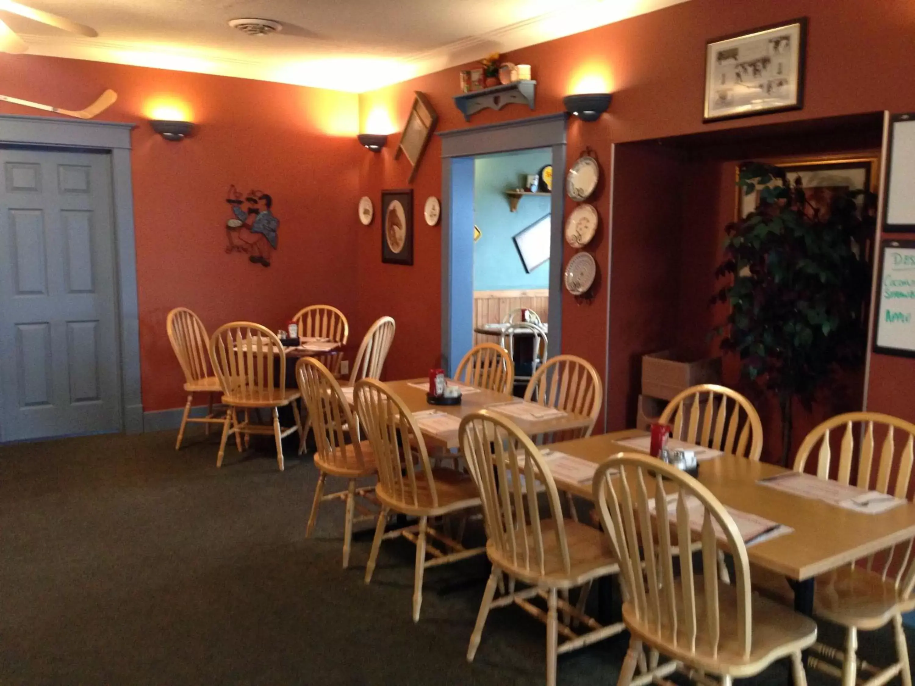 Restaurant/Places to Eat in Settler's Inn & Motel