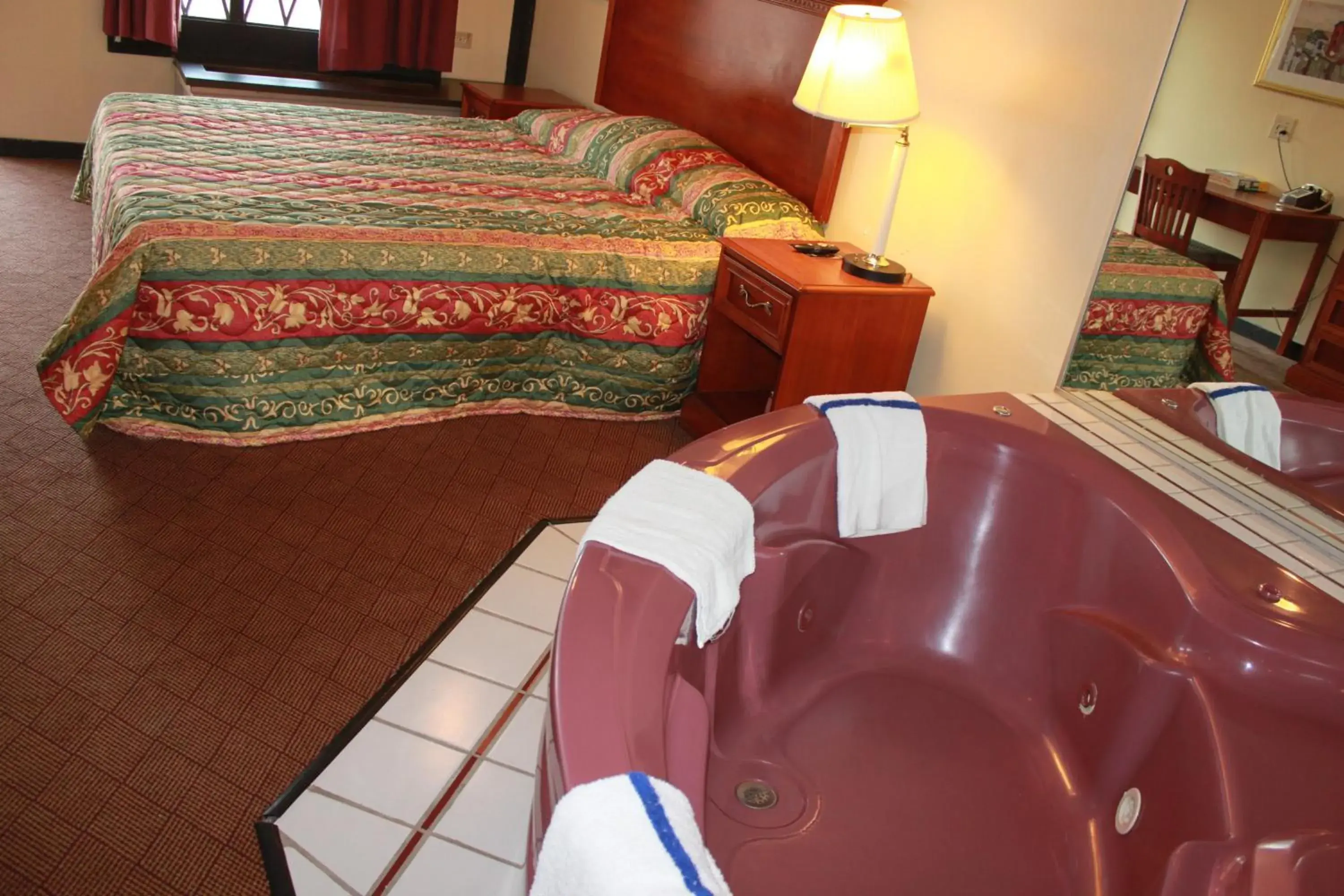 Hot Tub, Bed in Knights Inn Indianapolis