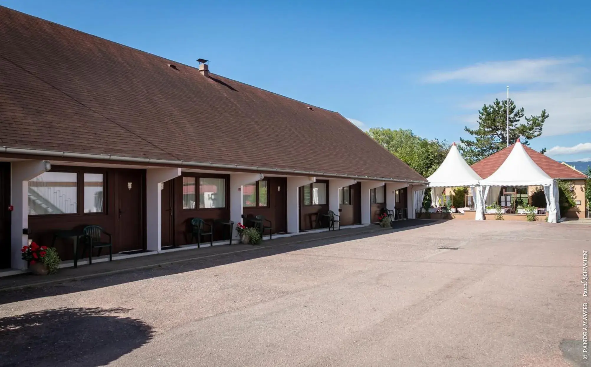 Property Building in Hôtel Restaurant Au Relais D'Alsace