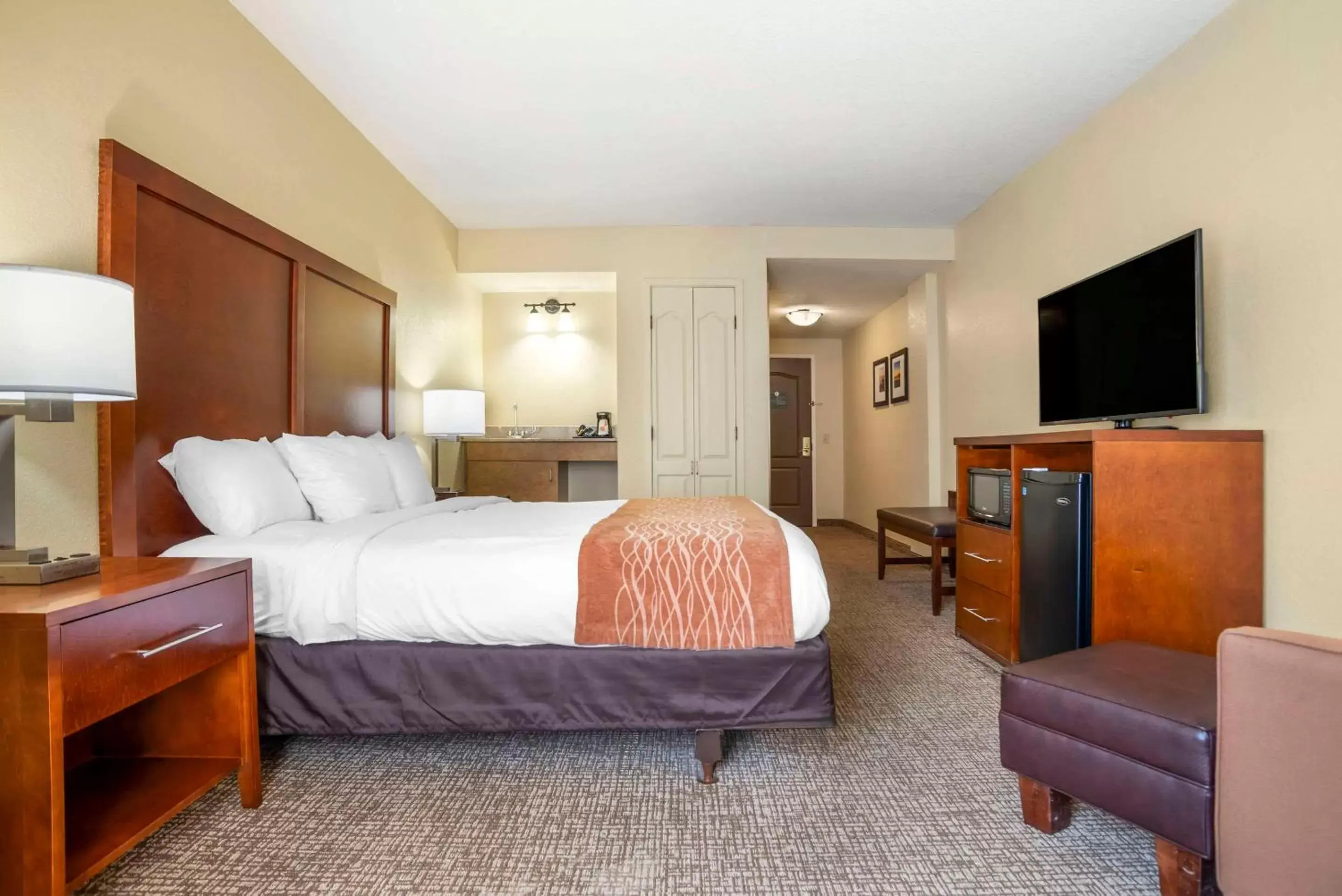 Bedroom, Bed in Comfort Inn & Suites Mobile near Eastern Shore Centre