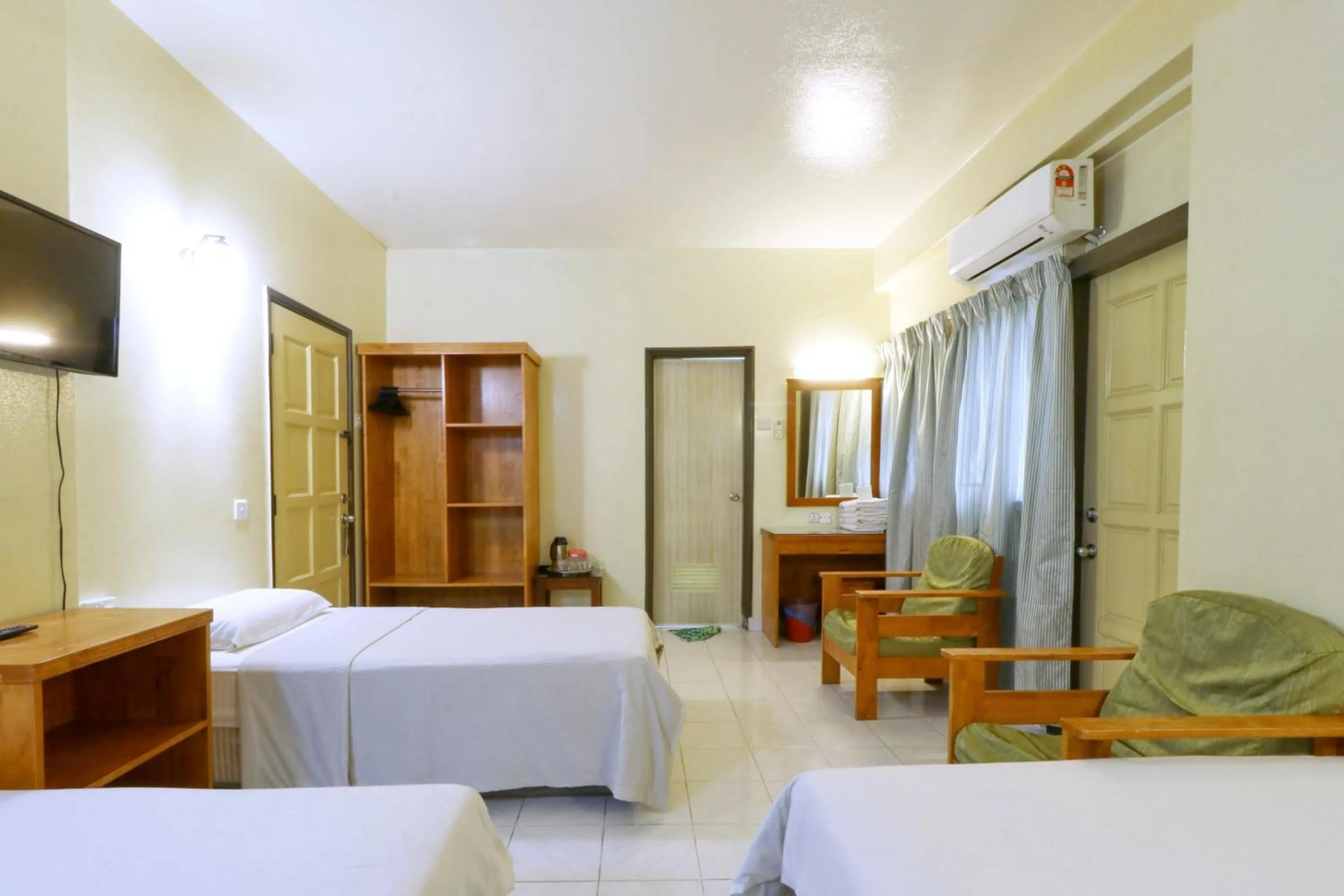 Photo of the whole room, Bed in Nan Yeang Hotel Petaling Street